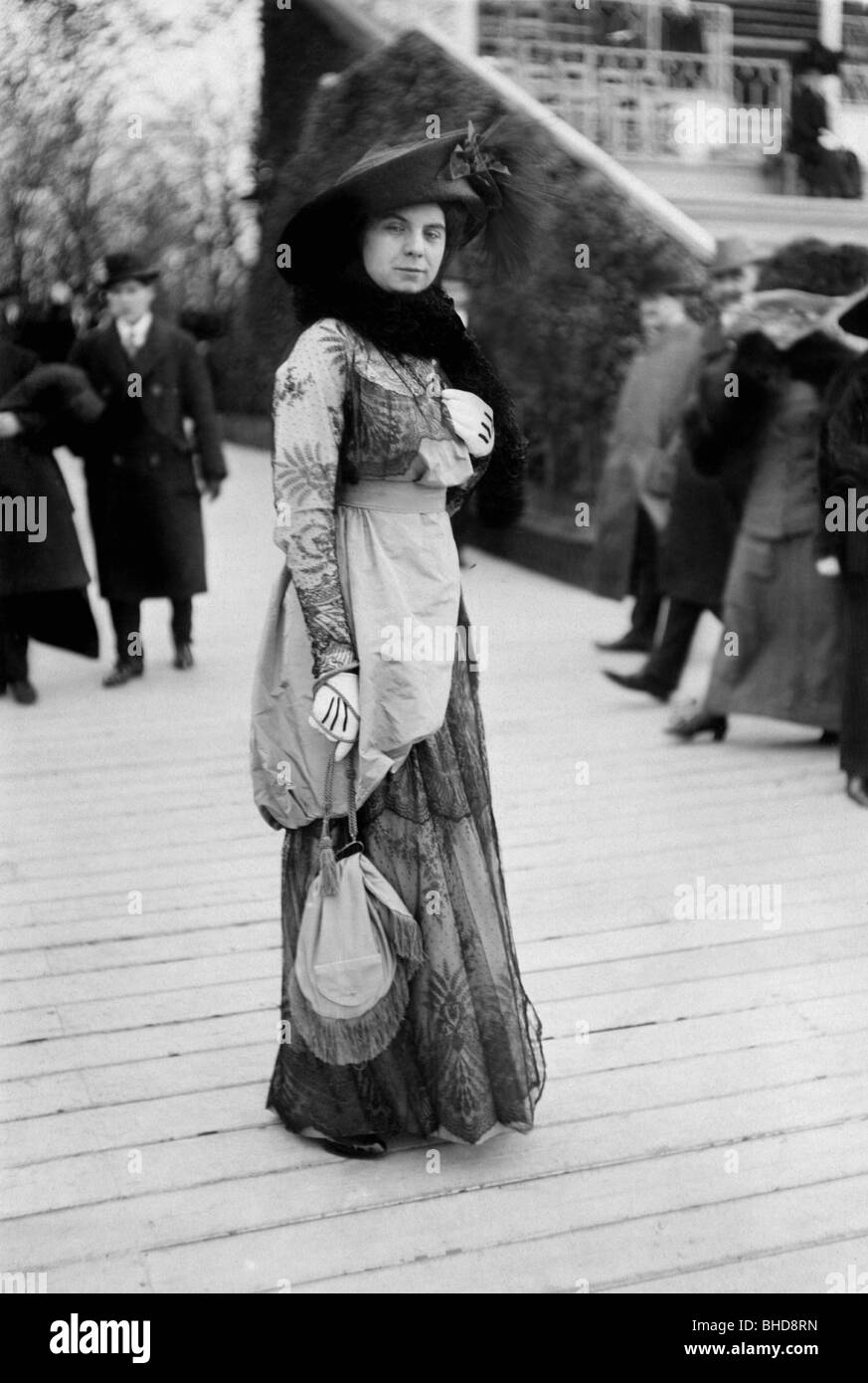 Fashion 19th century woman full Banque de photographies et d'images à haute  résolution - Alamy