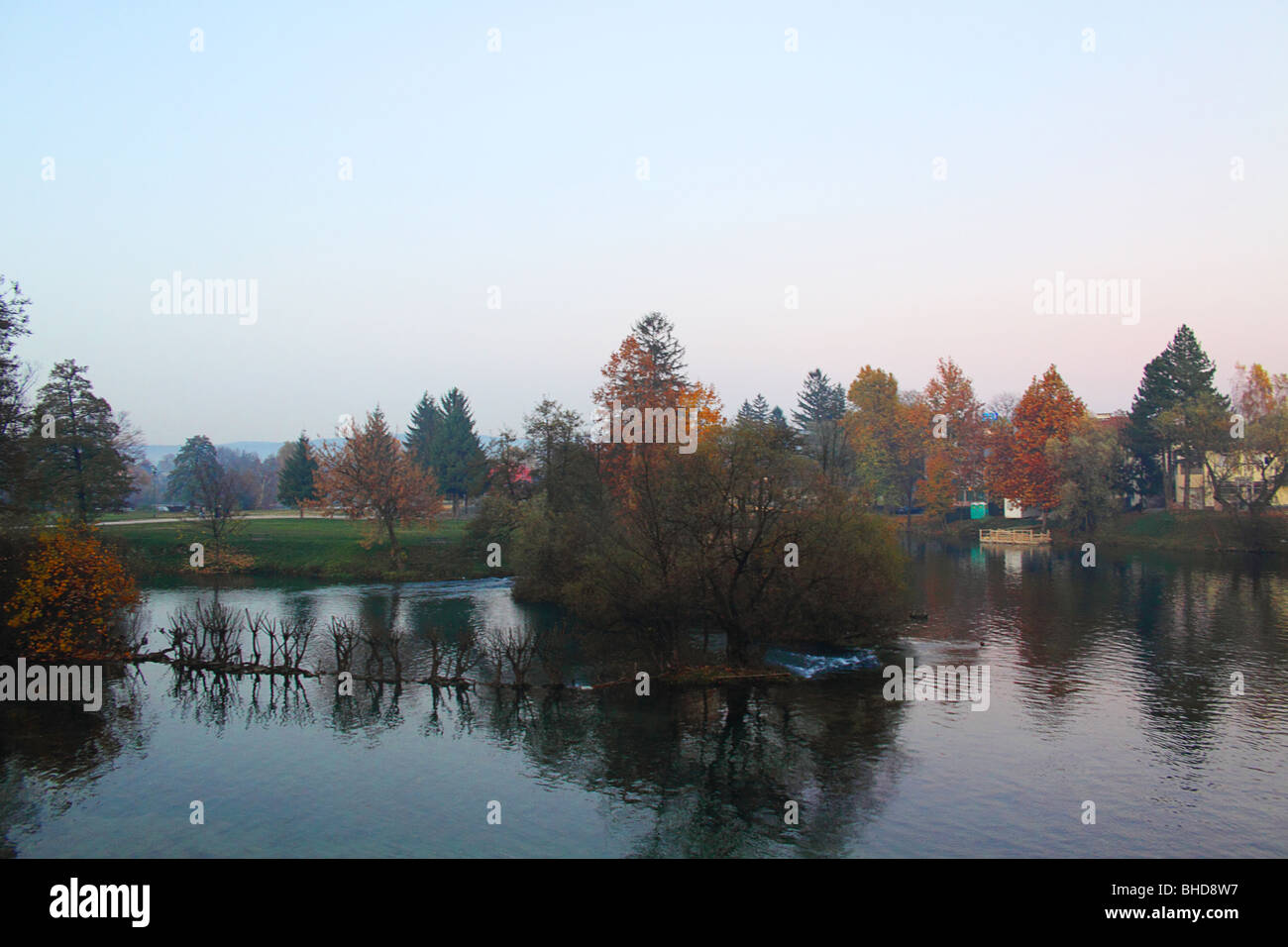 La Bosnie, Bihac, une rivière, un lac, Printemps, Automne, couleurs, coloré, de réflexions, de l'eau, arbres, fleurs, fleurs, automne, vert, plante, Banque D'Images