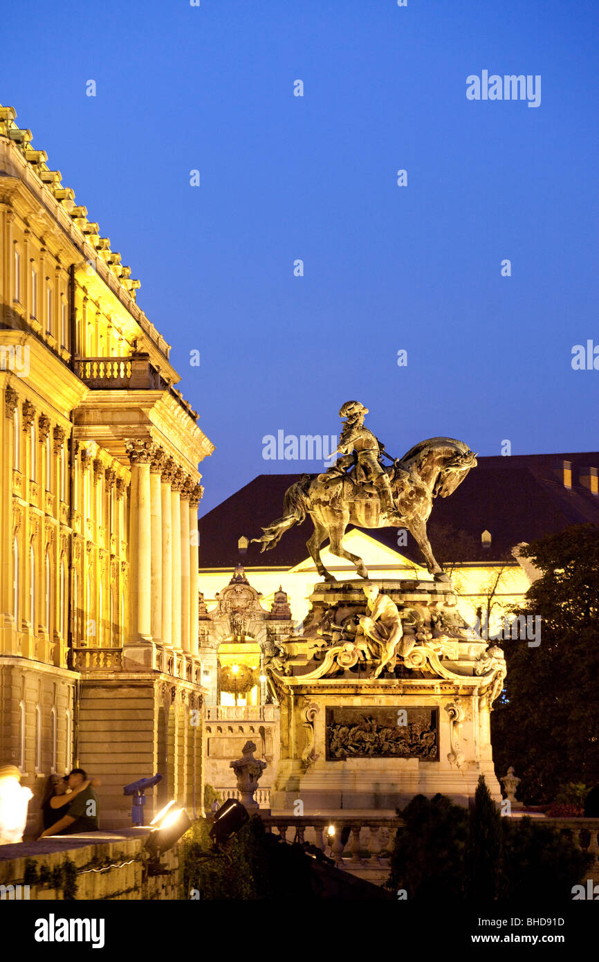 Savoyai Eugen statue devant le Château de Buda par nuit Banque D'Images