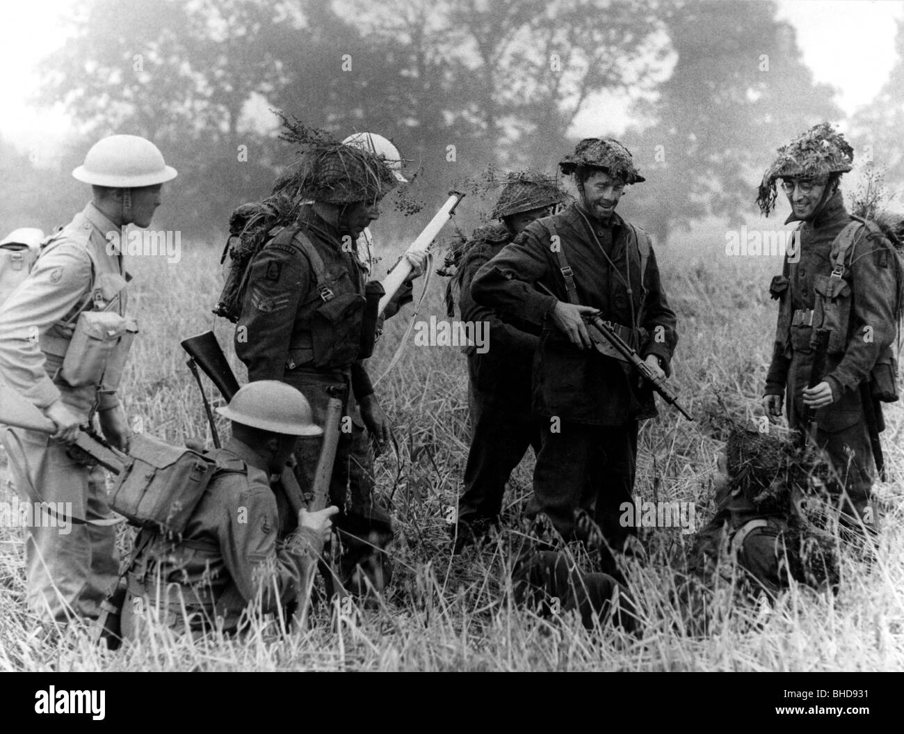 Lennon, John, 9.10.1940 - 8.12.1980, musicien britannique (à droite), lors du tournage du film "Comment j'Ai Gagné La guerre", Bergen OTAN Training ground, Allemagne, 1966, , Banque D'Images