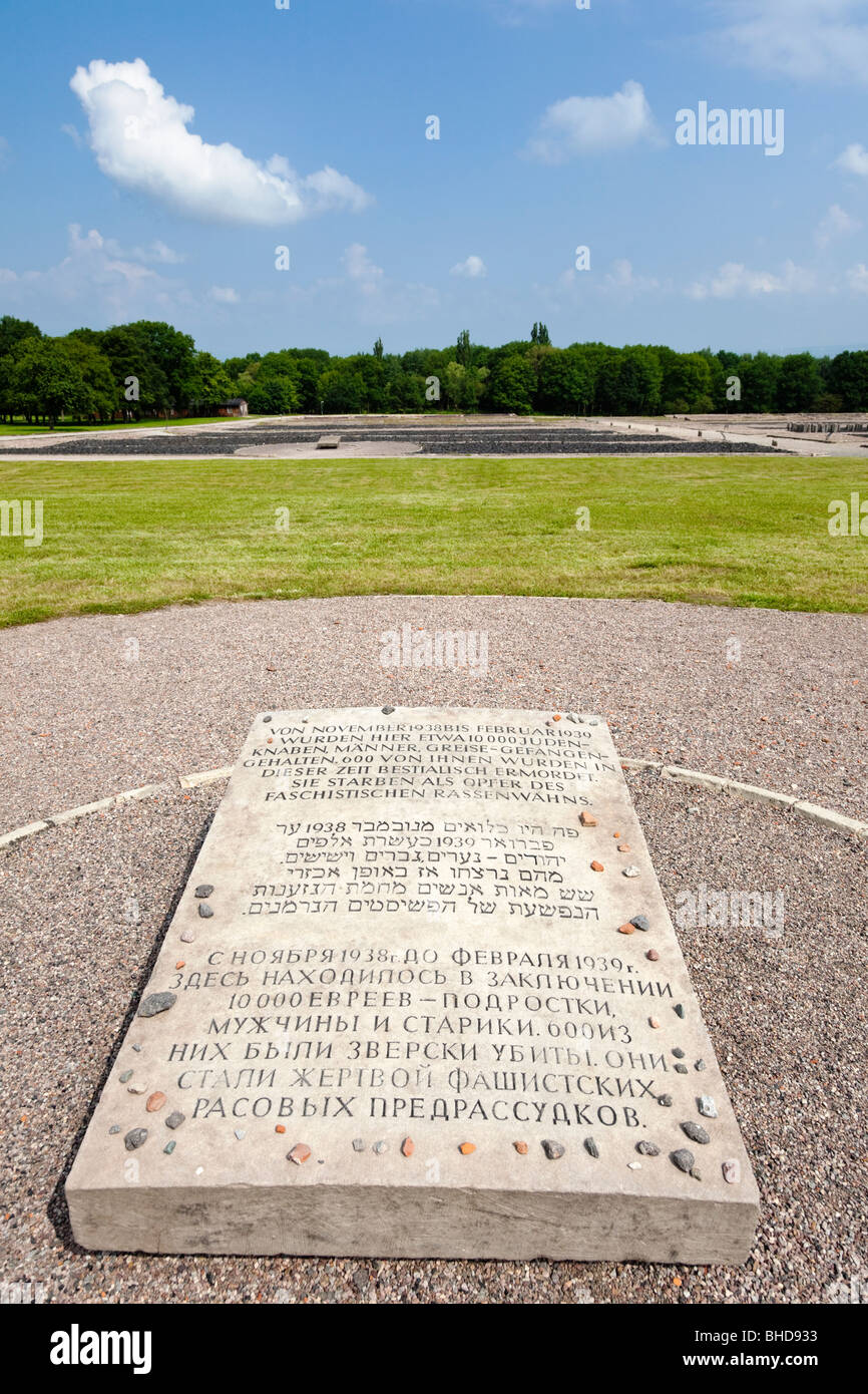 La pierre commémorant les Juifs au camp de concentration de Buchenwald, l'Ettersberg, Germany, Europe Banque D'Images