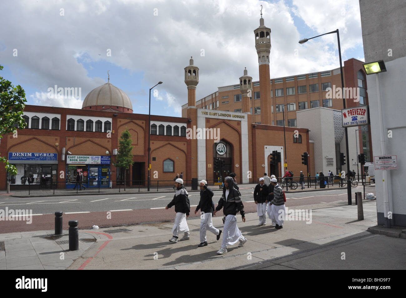 Les étudiants musulmans à pied par l'East London - London Uk Mosquée Whitechaple Banque D'Images