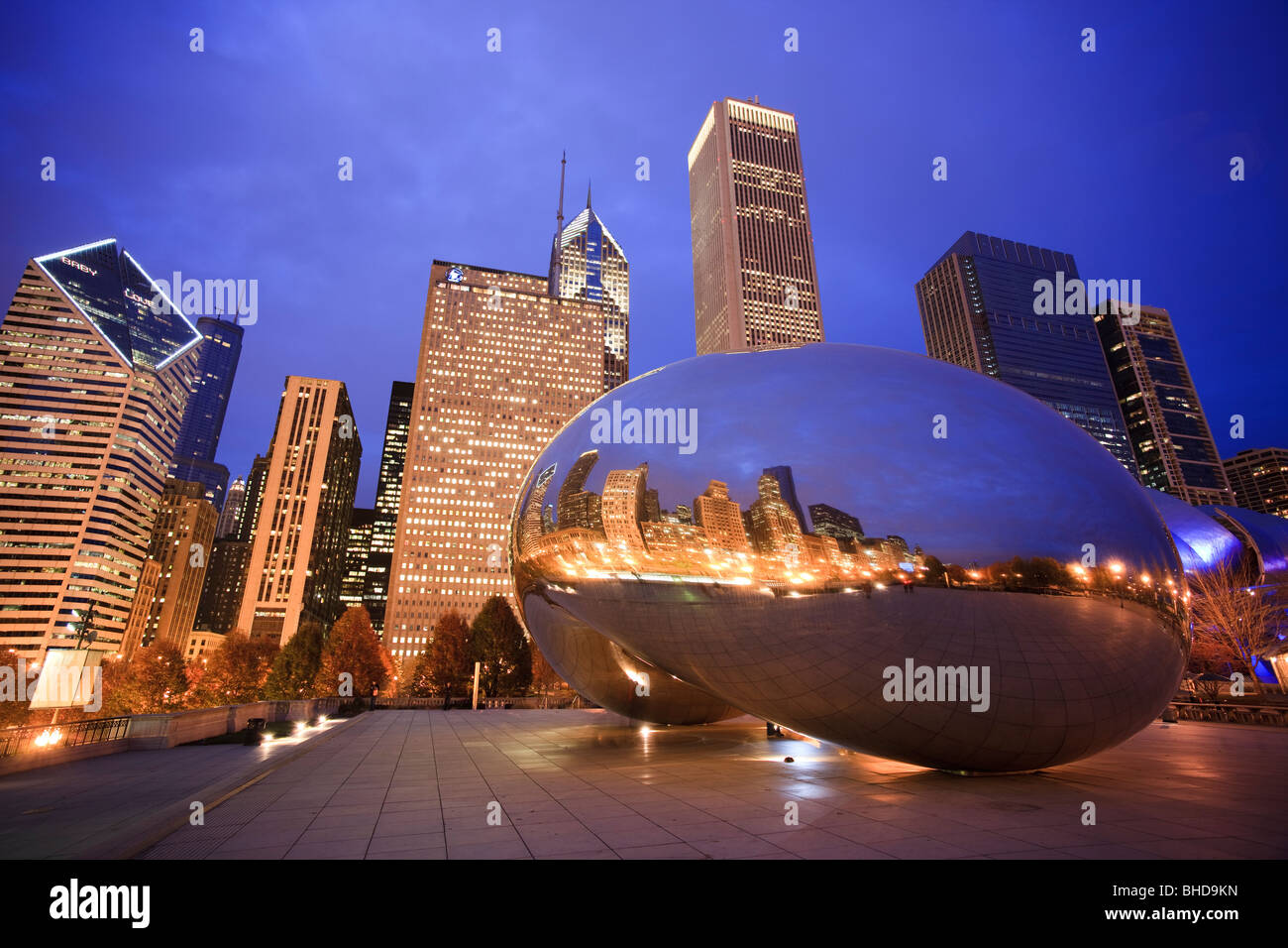 La Cloud Gate sculpture aussi connu comme 'le bean' dans le parc du Millénaire vue au crépuscule Banque D'Images