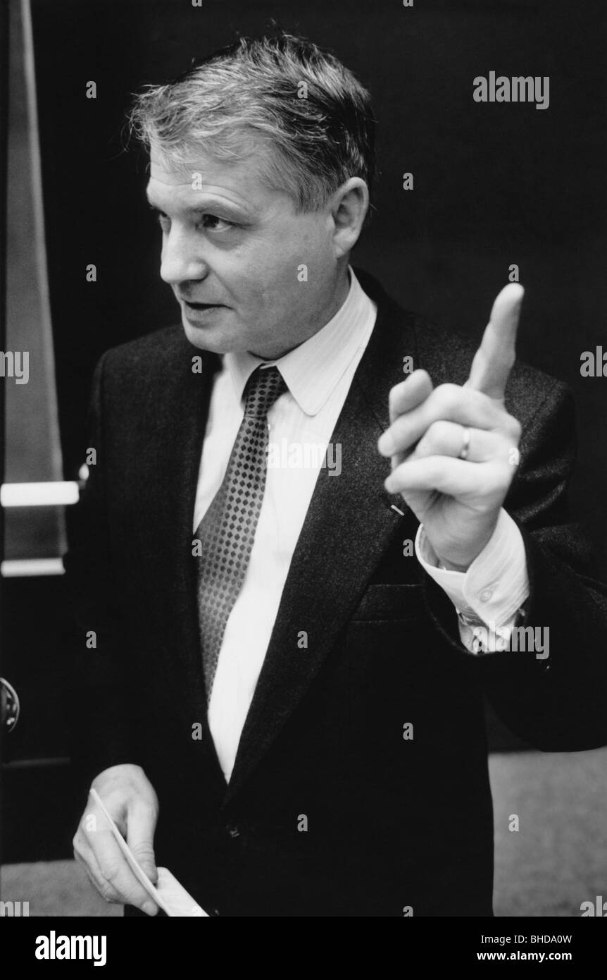 Montagnier, Luc, * 18.8.1932, virologue français, demi-longueur, lors d'une conférence, centre clinique Grosshadern, Munich, Allemagne, février 1988, Banque D'Images