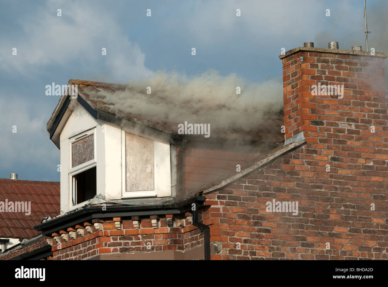 L'émission de fumée de toit d'une chambre mansardée fire Banque D'Images