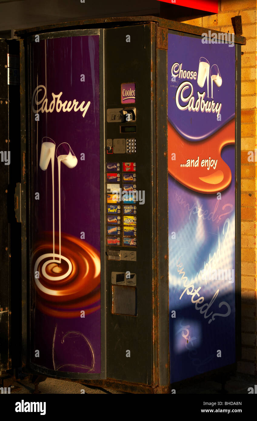 Distributeur automatique de chocolat Cadbury à l'extérieur de l'atelier, Sandbanks ferry Poole Banque D'Images