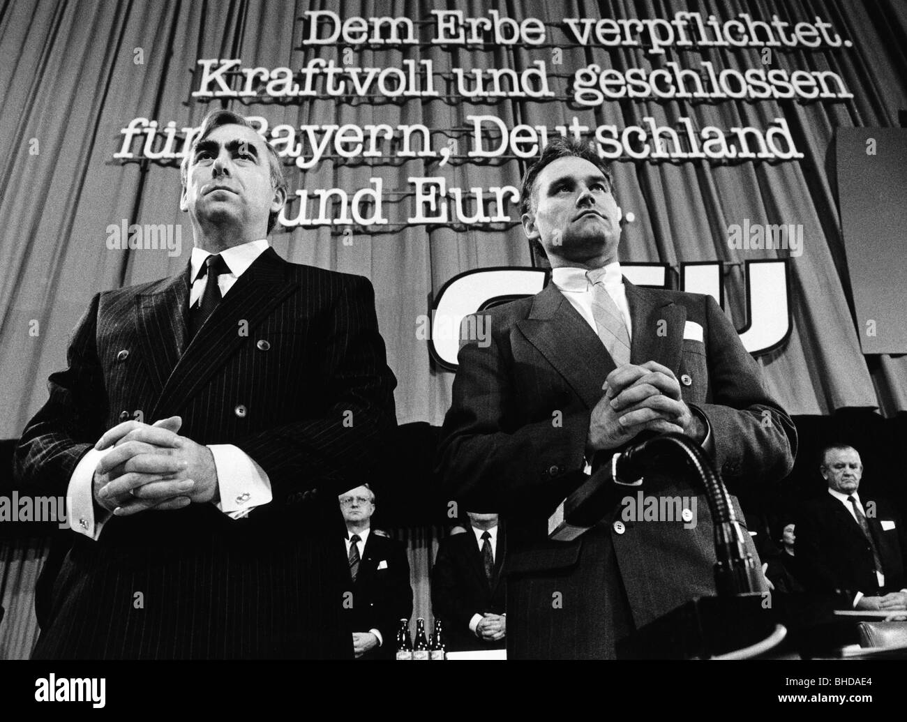Waigel Theo, * 24.4.1939, politicien allemand (CSU), demi-longueur, avec Erwin Huber, secrétaire général du CSU, lors d'une prière pour Franz Josef Strauss, conférence du parti CSU, Munich, 1988, Banque D'Images