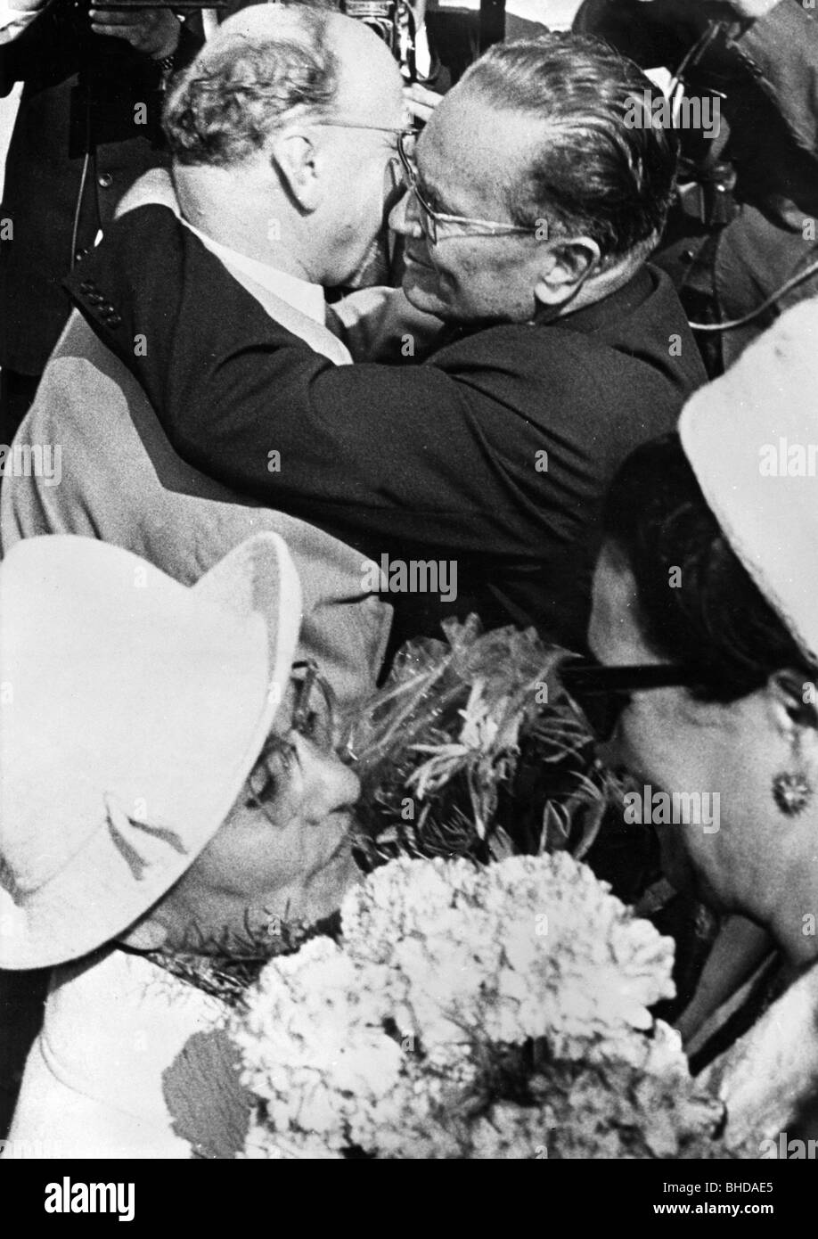 Tito (Josip Broz), 25.2.1892 - 4.5.1980, politicien yougoslave, Président 14.1.1953 - 4.5.1980, visite d'État en Allemagne de l'est, avec Walter Ulbricht, wifes Jovanka et Lotte au premier plan, Berlin-est, juin 1966, , Banque D'Images