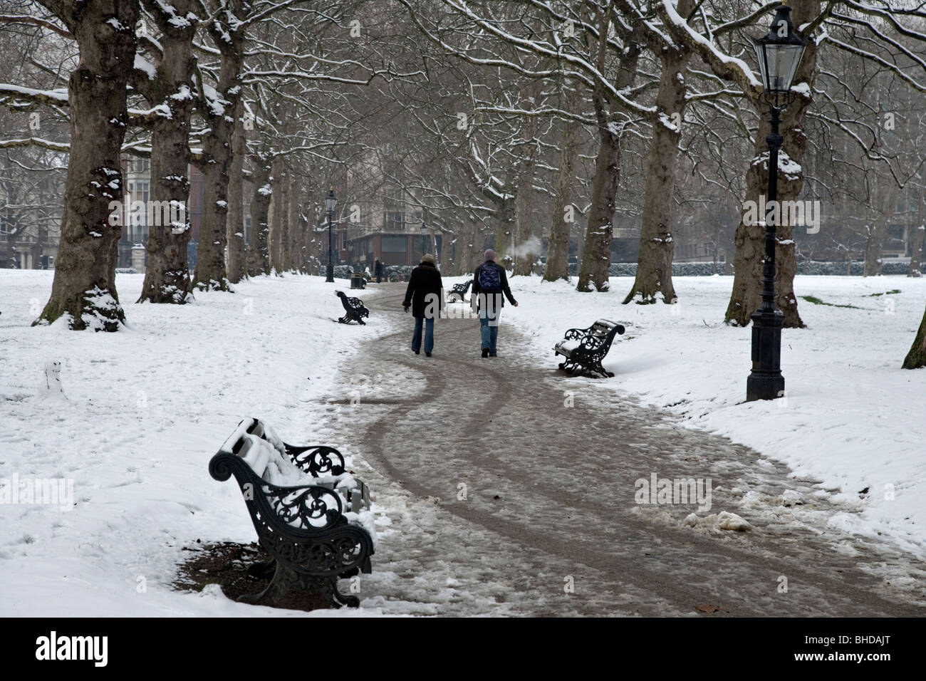 L'avenue centrale en Green Park à Londres au cours d'un des hivers enneigés jour Banque D'Images