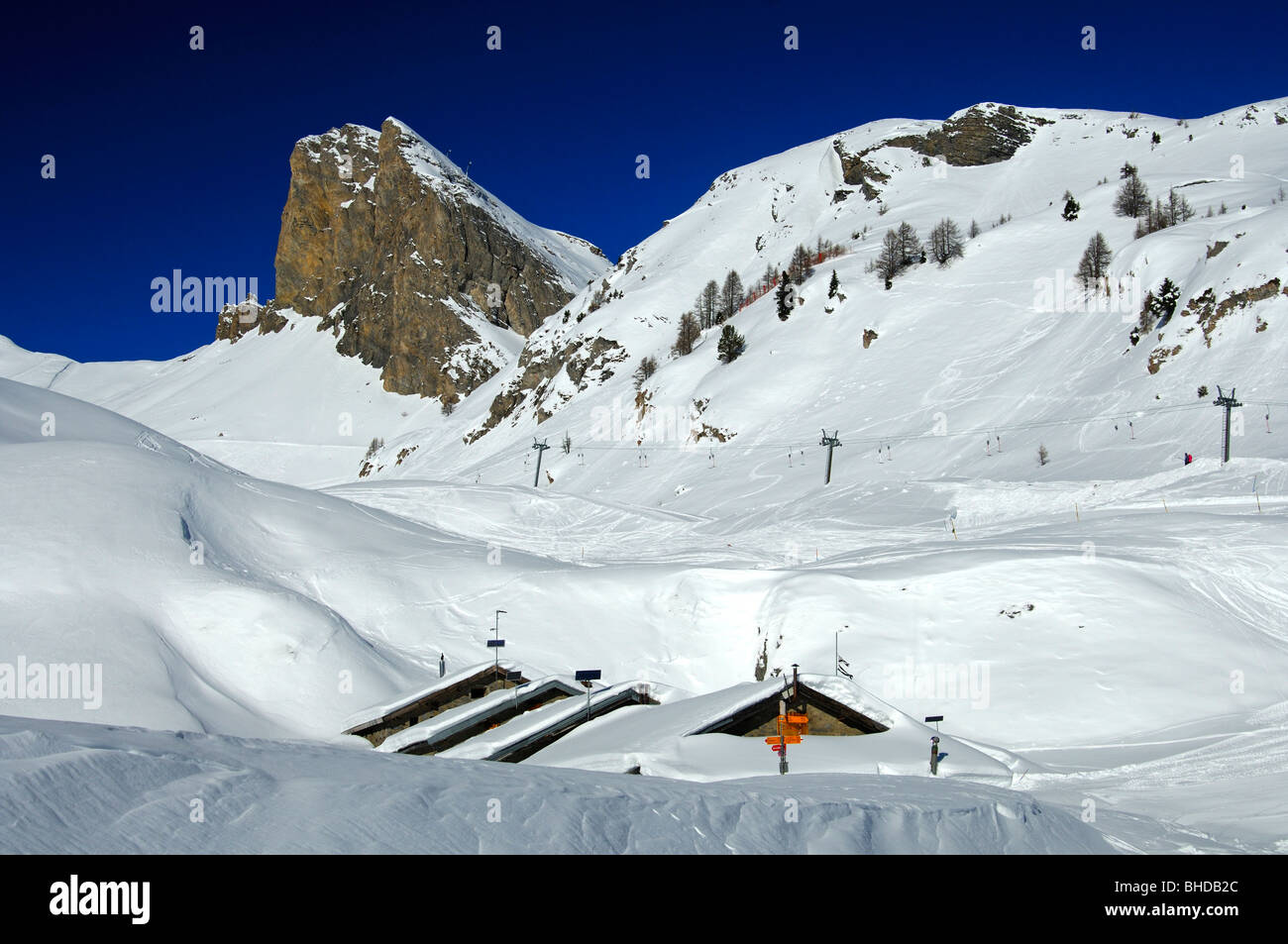 Refuges de montagne couverte de neige sur l'Alpage de petit pic pré, Six'Armaille dans le dos, Ovronnaz, Valais, Suisse Banque D'Images
