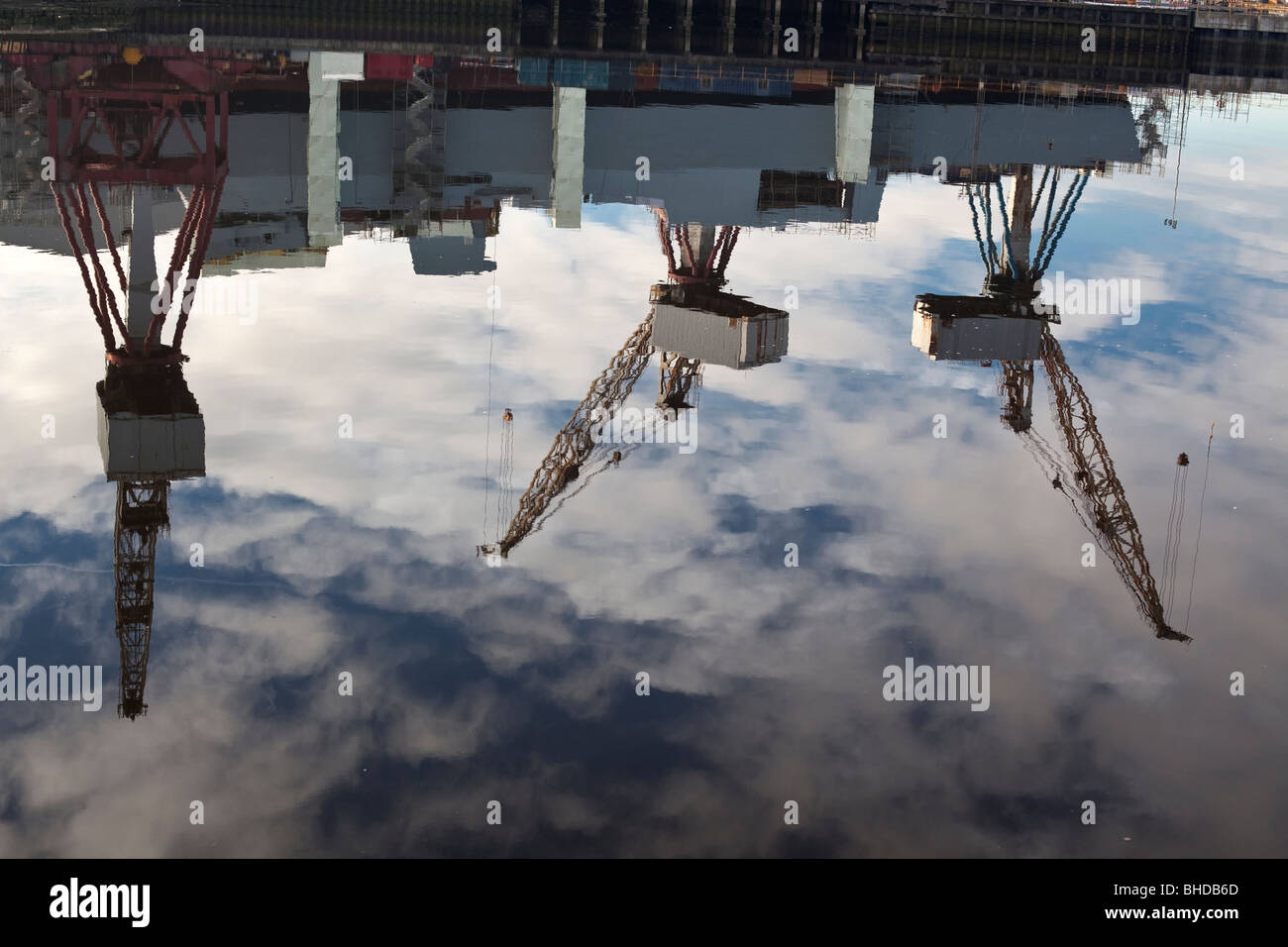 Le levage lourd ship yard cranes reflétée dans la rivière Clyde, Glasgow, Ecosse. Banque D'Images