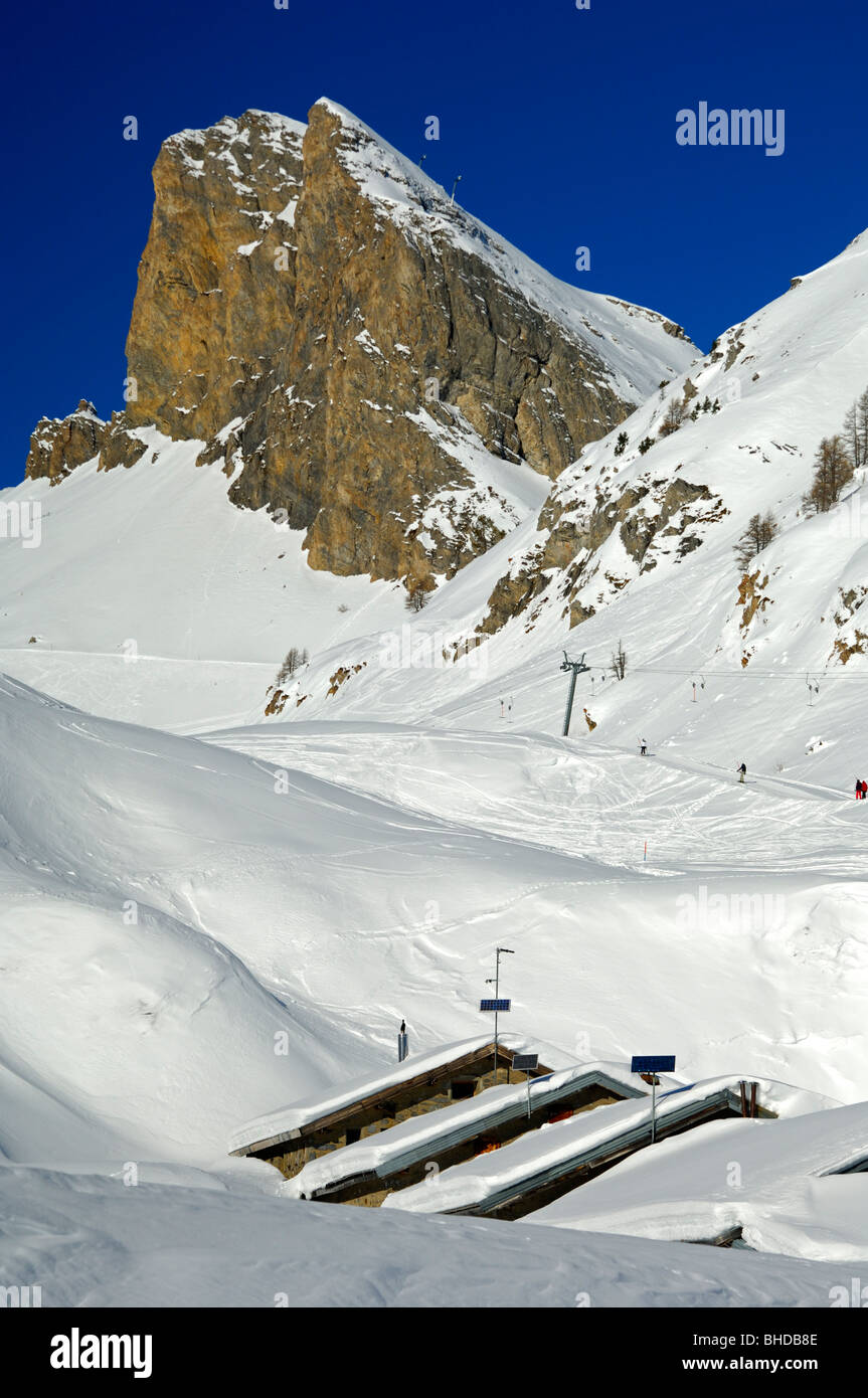 Refuges de montagne couverte de neige sur l'Alpage de petit pic pré, Six'Armaille dans le dos, Ovronnaz, Valais, Suisse Banque D'Images
