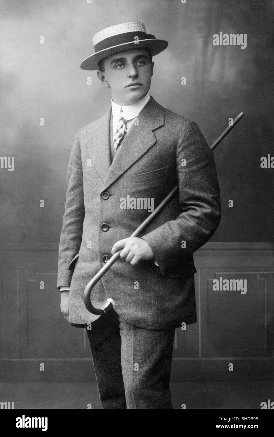 Homme, portrait / demi-longueur 1900 - 1930, homme avec chapeau et canne à  paille, Munich, vers 1910, XXe siècle, 1910 s, Allemagne, Empire allemand,  debout, mode, vêtements, tenue, ensembles, chapeau de paille,