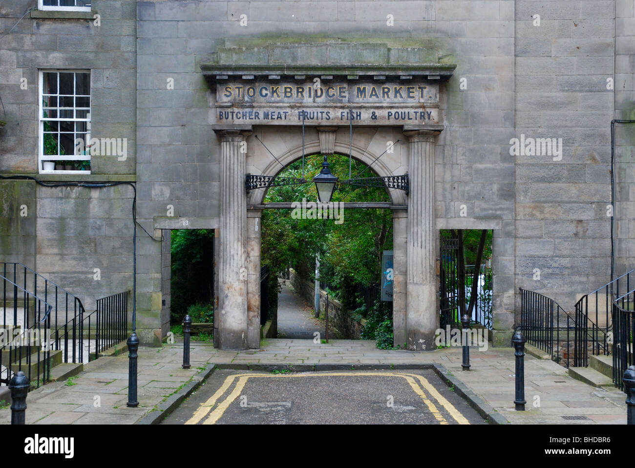 Entrée voûtée de l'ancien marché de Stockbridge à St Stephen place, Stockbridge, Édimbourg, Écosse, Royaume-Uni. Banque D'Images