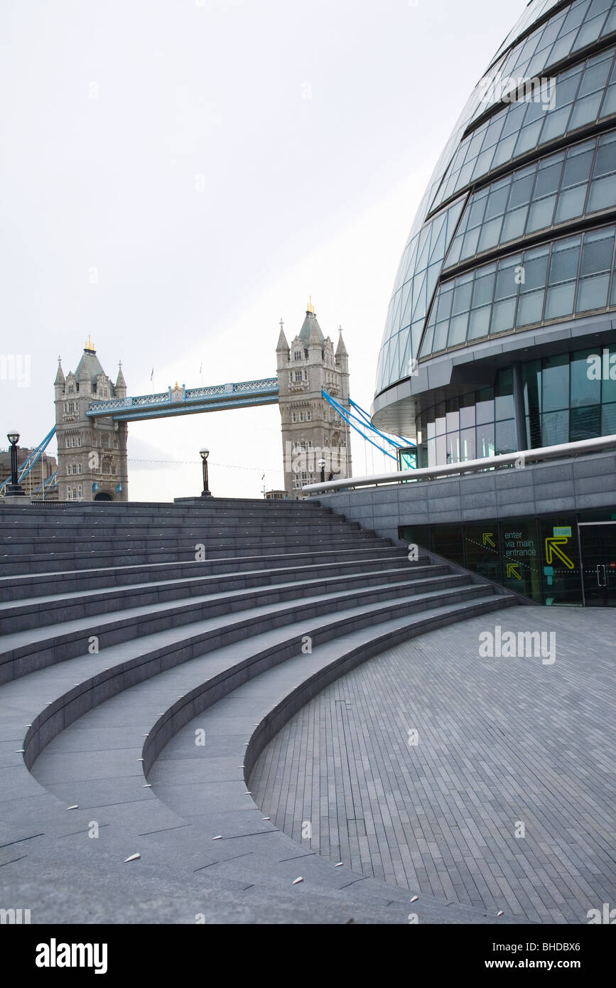 UK, Londres, l'Hôtel de Ville et le Tower Bridge Banque D'Images