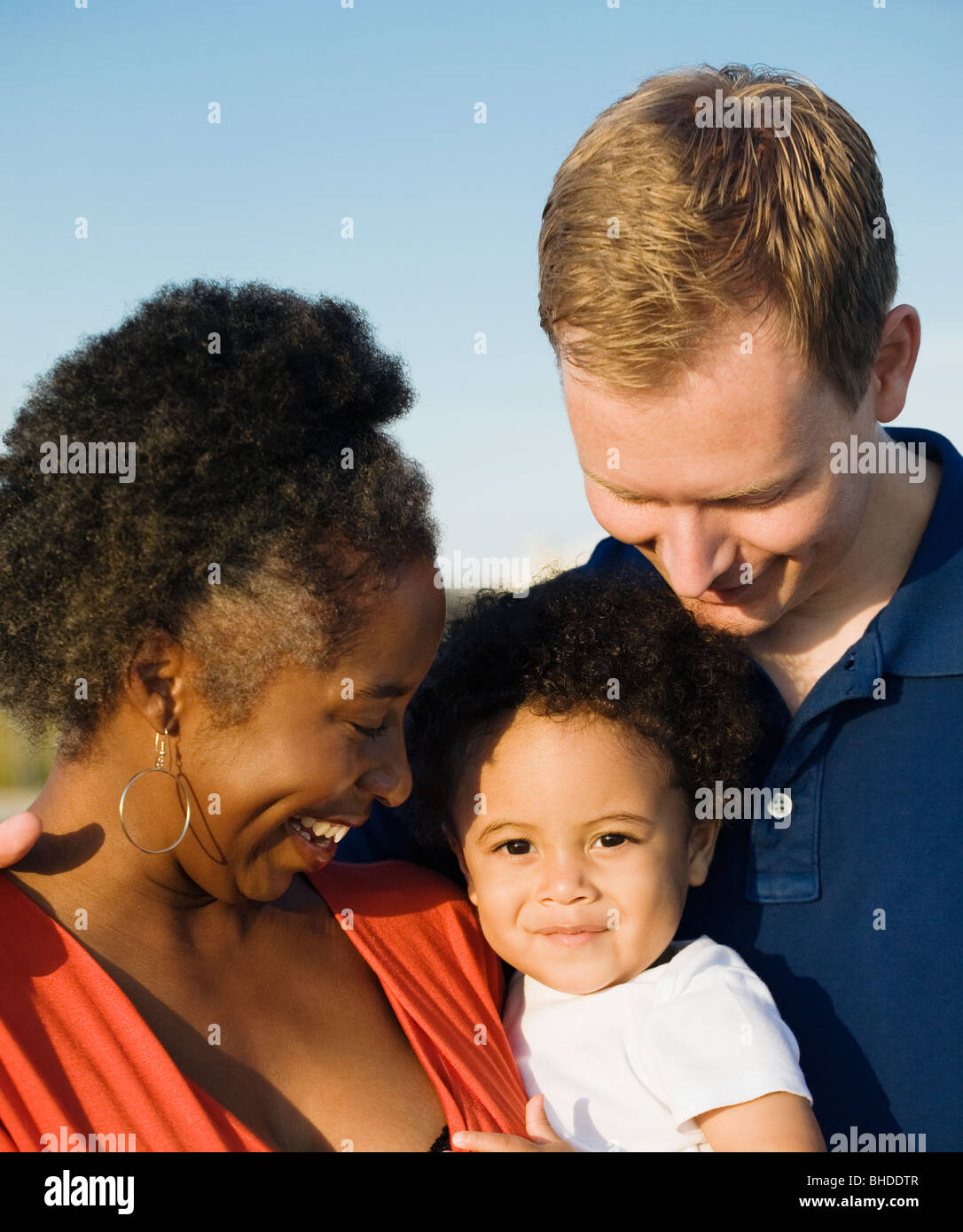 Multi-ethnic family smiling Banque D'Images