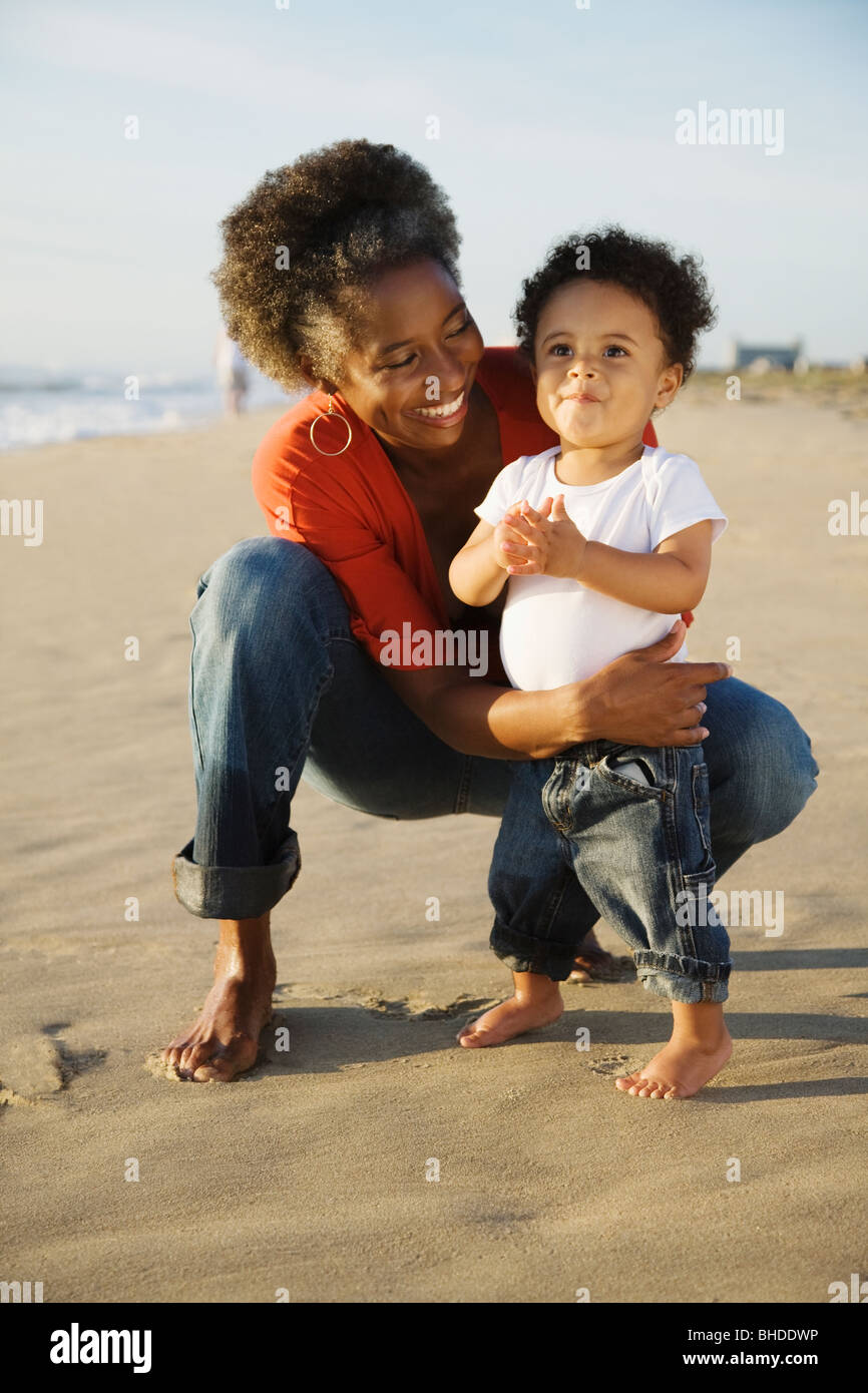 Mère africaine sur plage avec fils Banque D'Images