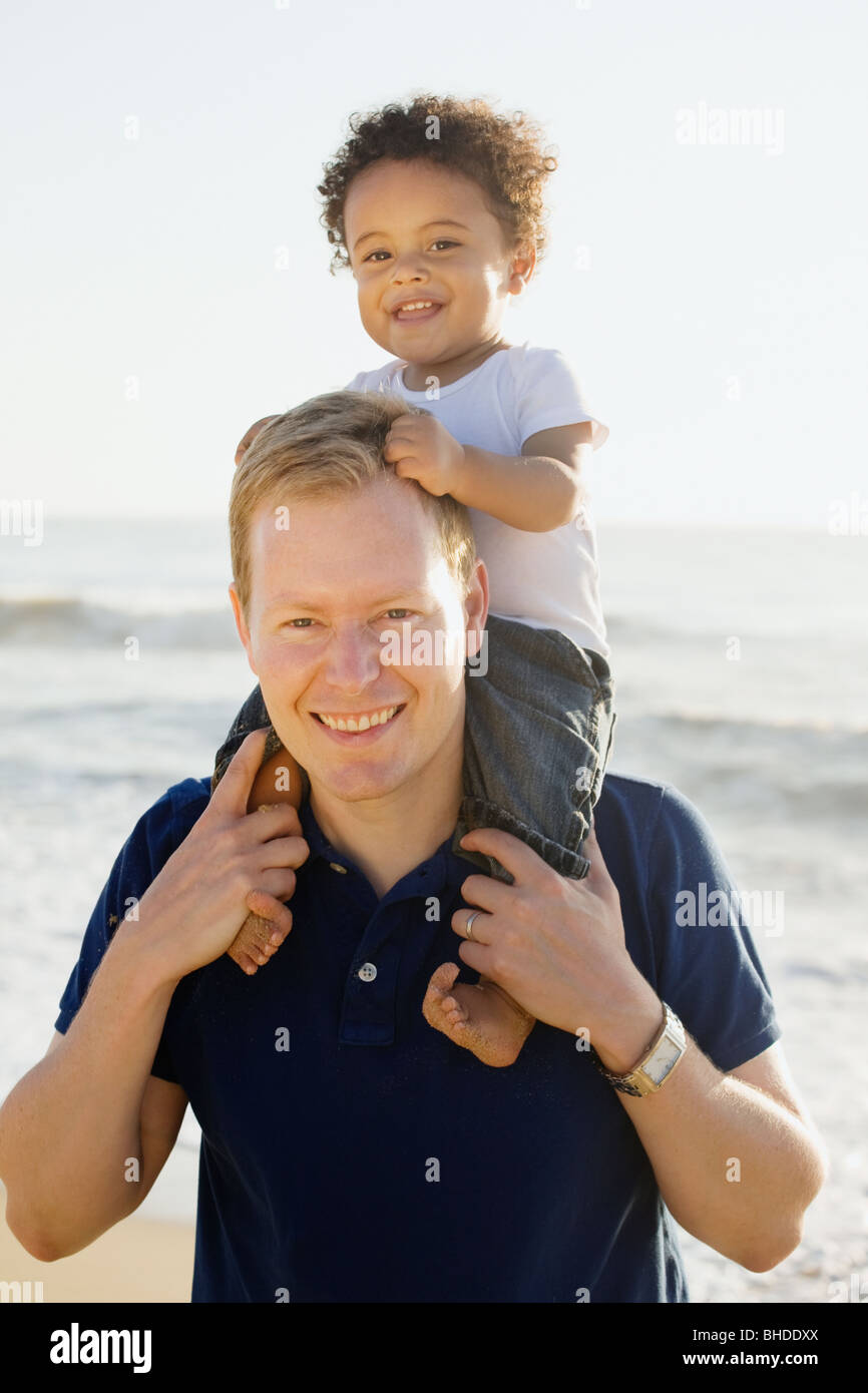 Caucasian father carrying young fils Banque D'Images