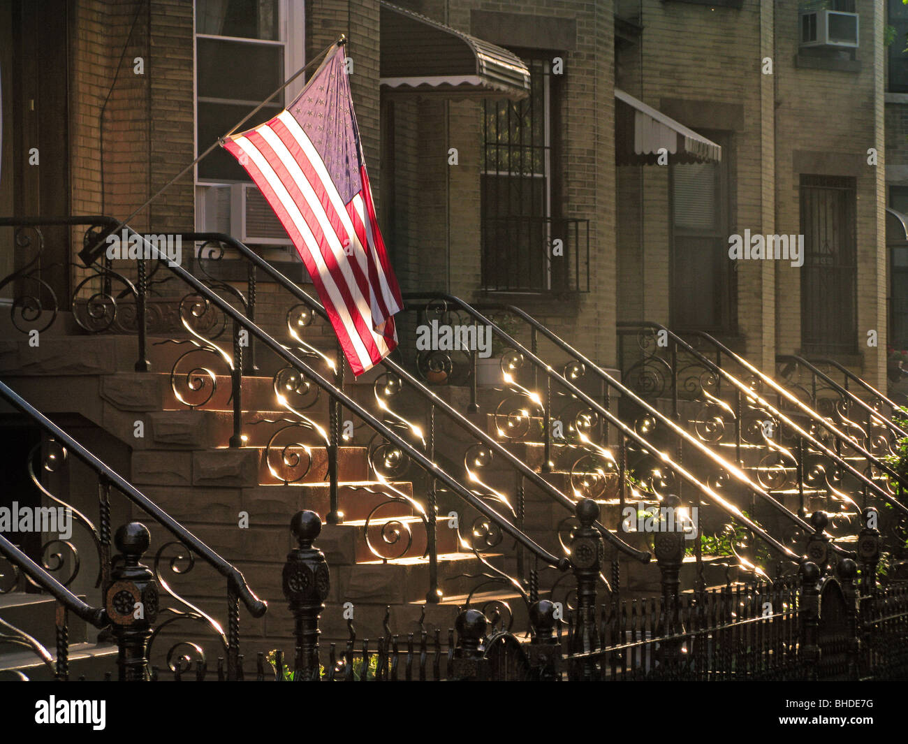 Lever de drapeau américain Brooklyn Brownstone Banque D'Images
