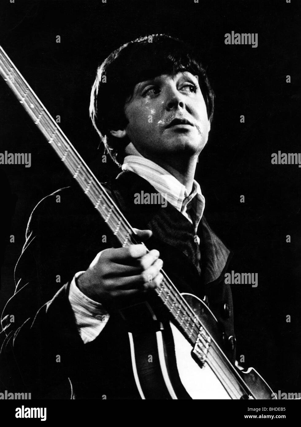 McCartney, Paul, * 18.6.1942, chanteur et musicien britannique, (The Beatles), demi-longueur, chantant, en concert, 1966, 1960, concert, spectacle, spectacle, sur scène, Banque D'Images