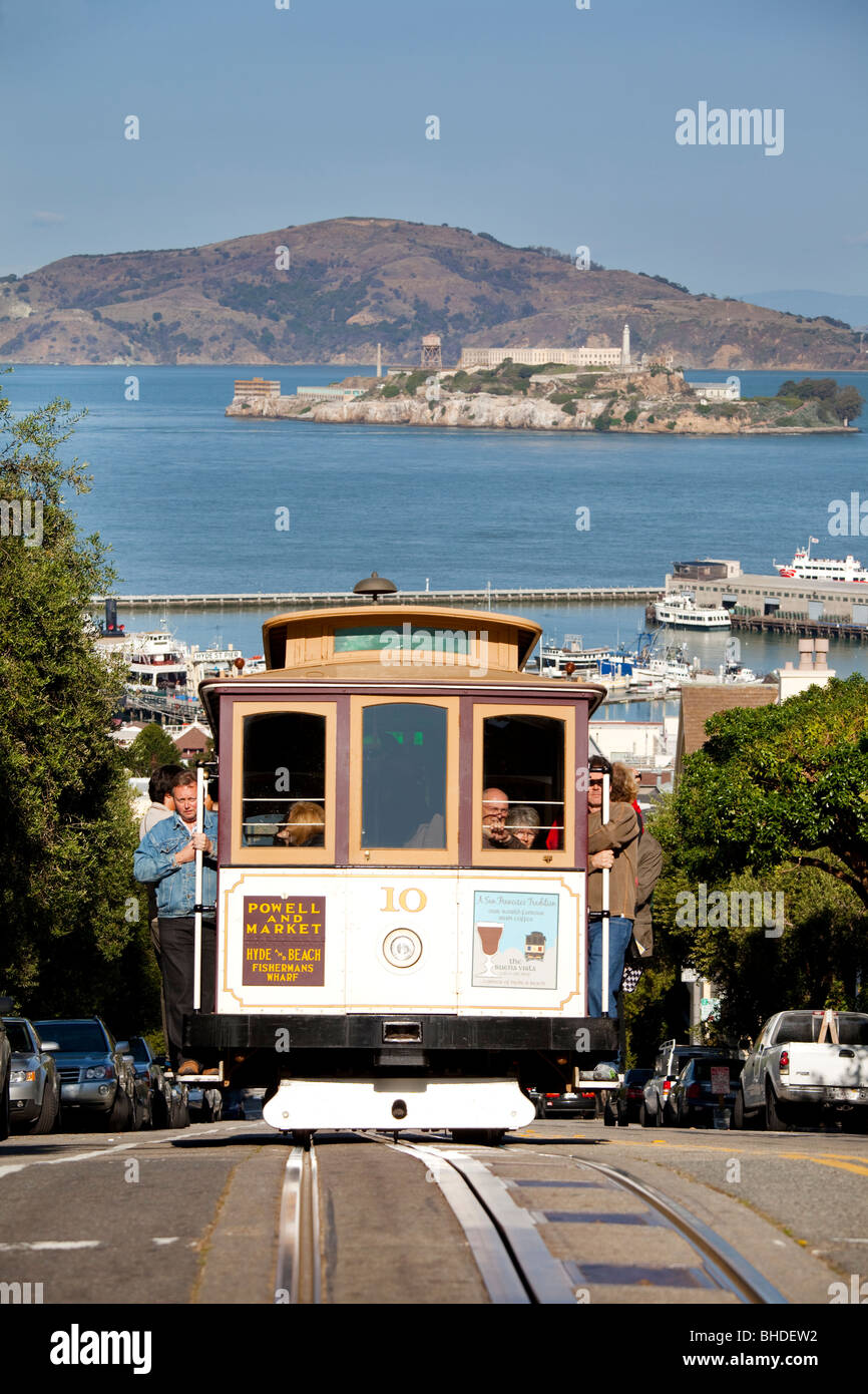 Tramway de San Francisco avec derrière Alcatraz Banque D'Images