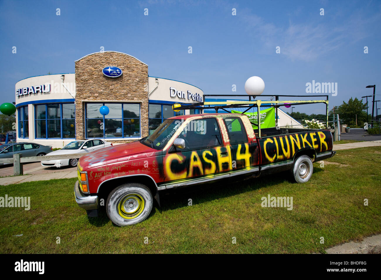 Une vieille camionnette en face d'un concessionnaire Subaru CT offrant le Gouvernement 'Cash for Clunkers' programme de remboursement Banque D'Images