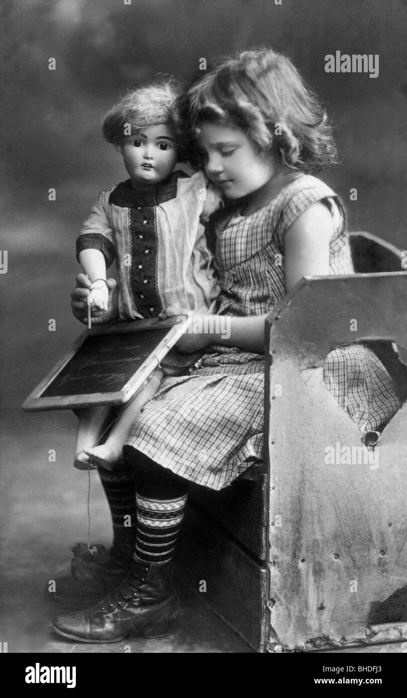 pédagogie, élèves, petite fille avec poupée et ardoise, carte postale, 1917, Banque D'Images