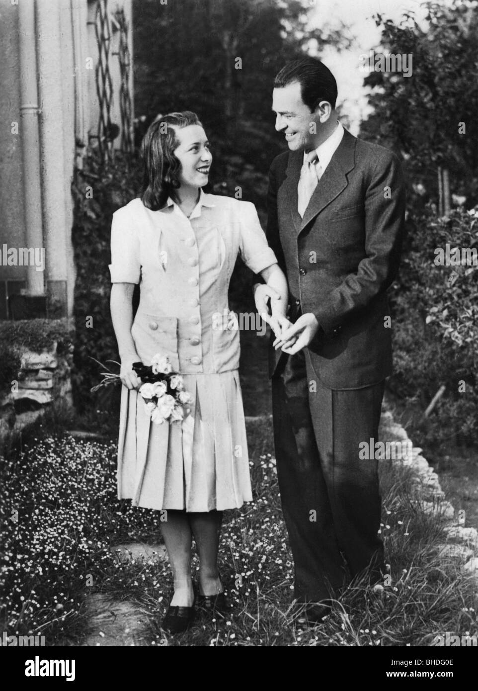 les gens, les couples, les amoureux, les jeunes couples pour une promenade, carte postale, vers 1940, Banque D'Images