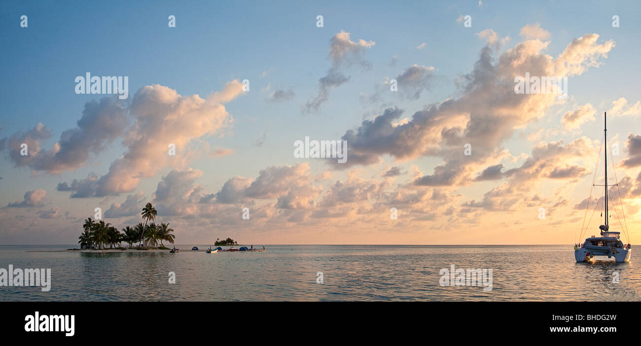 La location catamaran off Queen Cay, Belize Banque D'Images