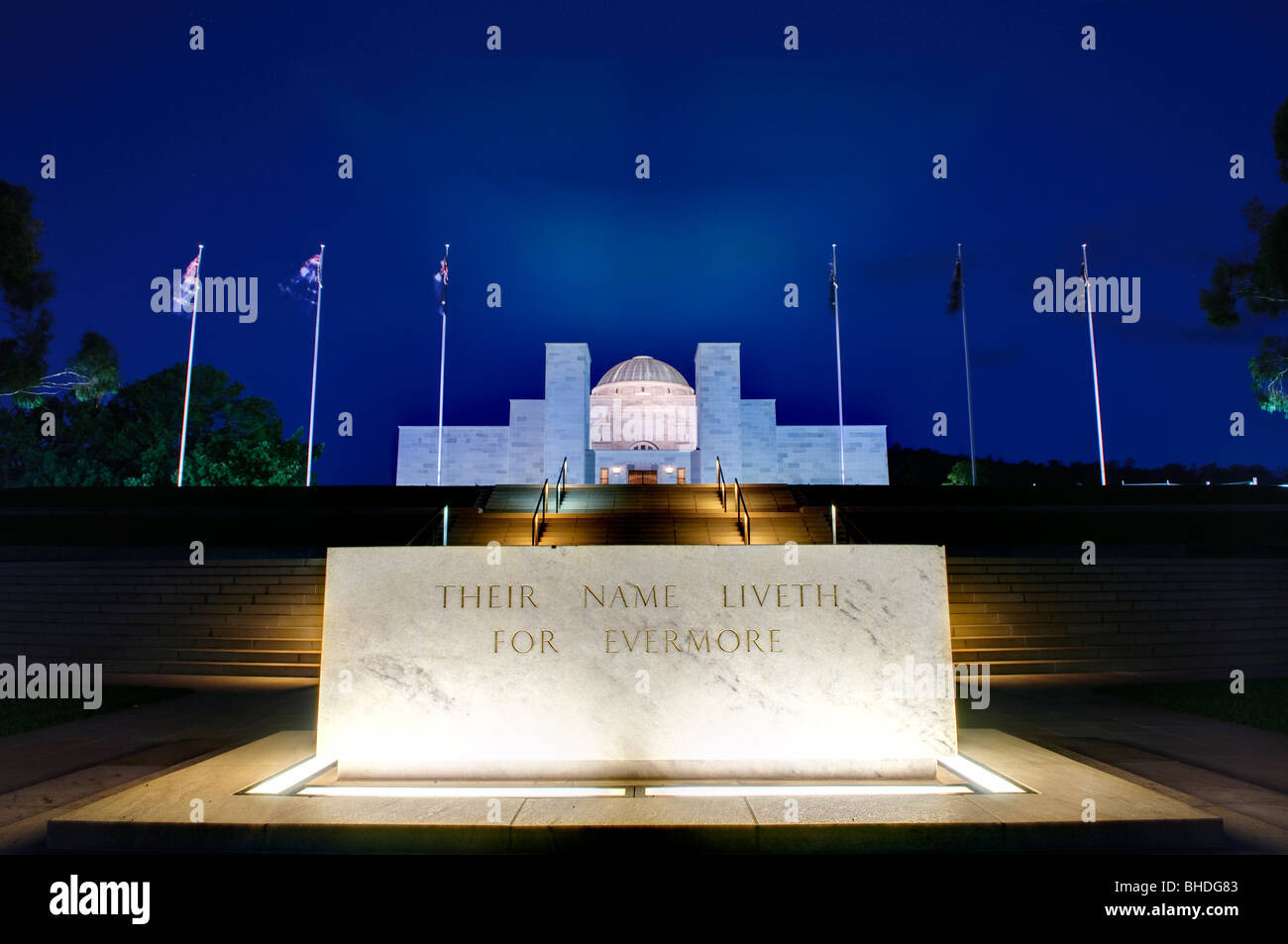 Monument aux morts australien de nuit Canberra Australie // CANBERRA, Australie — le monument aux morts australien illuminé de nuit à Canberra, capitale de l'Australie. Le mémorial, inauguré en 1941, sert de sanctuaire national commémorant le sacrifice des Australiens morts à la guerre. Le bâtiment de style Art déco abrite un vaste musée militaire, un centre de recherche et le Roll of Honour, qui répertorie les noms de plus de 102 000 Australiens morts dans le conflit. Le mémorial est situé au terminus nord de l'axe terrestre cérémoniel de la ville. Banque D'Images