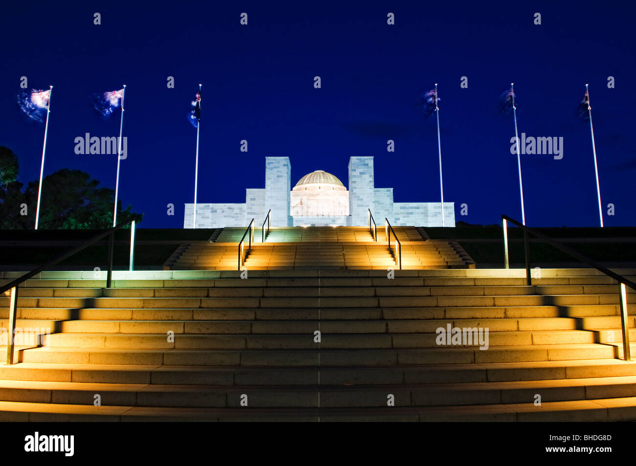 Monument aux morts australien illuminé la nuit Canberra // CANBERRA, Australie — le monument aux morts australien de Canberra, TERRITOIRE DE LA CAPITALE AUSTRALIENNE, illuminé la nuit. Ce monument national commémore les sacrifices militaires consentis par les Australiens dans divers conflits au cours de l'histoire. Le mémorial est un hommage à ceux qui ont servi et sont morts pour la défense de leur pays. Banque D'Images