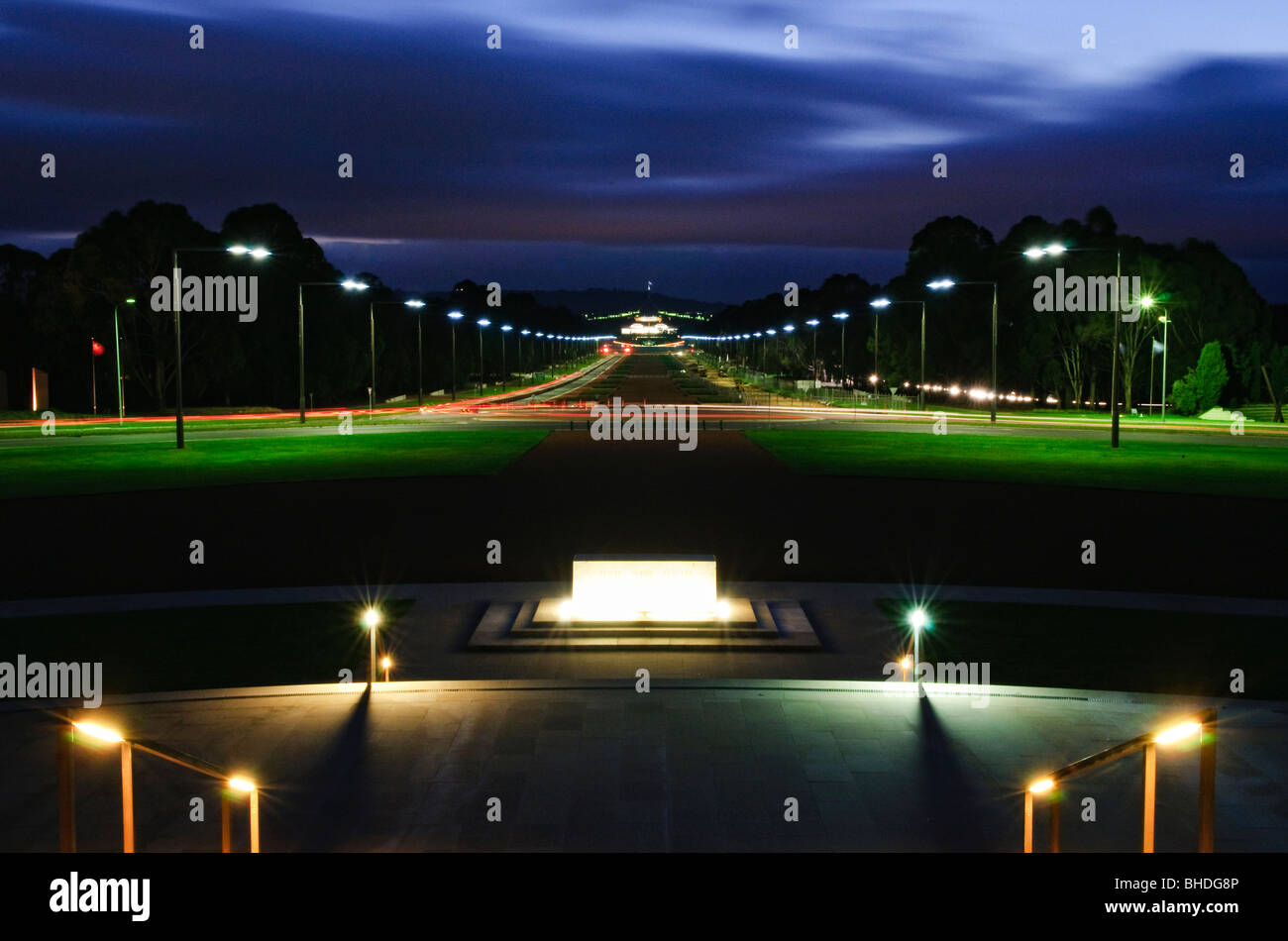 Vue nocturne du monument aux morts australien Canberra Australie // CANBERRA, Australie — vue nocturne de Canberra en regardant depuis les marches du monument aux morts australien vers l'ancien Parlement et le Parlement au-dessus du lac Burley Griffin. L'Australian War Memorial, à Canberra, est un monument national commémorant les sacrifices militaires consentis par les Australiens dans divers conflits au cours de l'histoire. Banque D'Images