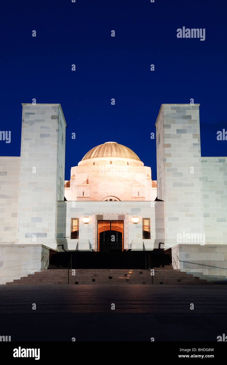 Monument aux morts australien illuminé la nuit Canberra // CANBERRA, Australie — le monument aux morts australien de Canberra, TERRITOIRE DE LA CAPITALE AUSTRALIENNE, illuminé la nuit. Ce monument national commémore les sacrifices militaires consentis par les Australiens dans divers conflits au cours de l'histoire. Le mémorial est un hommage à ceux qui ont servi et sont morts pour la défense de leur pays. Banque D'Images