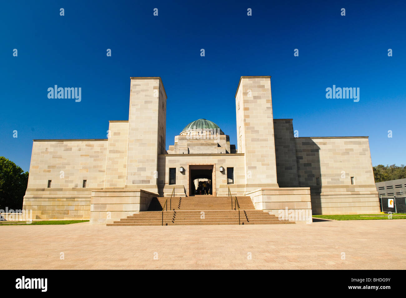 Australian War Memorial Exterior Canberra Australia // CANBERRA, Australia — extérieur du Australian War Memorial. Ce monument national commémore les sacrifices militaires consentis par les Australiens dans divers conflits au cours de l'histoire. Banque D'Images