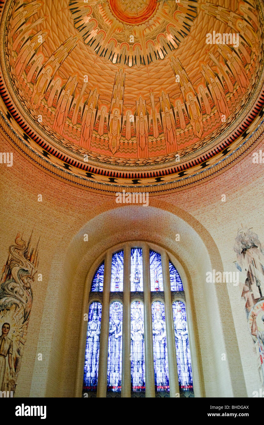 Monument commémoratif de guerre australien Tomb of the Unknown Soldier Interior Canberra Australia // CANBERRA, Australia — intérieur de la tombe du soldat inconnu au monument commémoratif de guerre australien à Canberra, ACT, Australie. L'Australian War Memorial, à Canberra, est un monument national commémorant les sacrifices militaires consentis par les Australiens dans divers conflits au cours de l'histoire. Banque D'Images