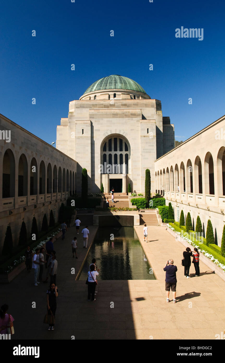 Monument commémoratif de guerre australien Tombeau du soldat inconnu Canberra Australie // CANBERRA, Australie — le monument commémoratif de guerre australien de Canberra, TERRITOIRE DE LA CAPITALE AUSTRALIENNE, Australie, est un monument national commémorant les sacrifices militaires consentis par les Australiens dans divers conflits au cours de l'histoire. Il abrite également la tombe du soldat inconnu. Banque D'Images