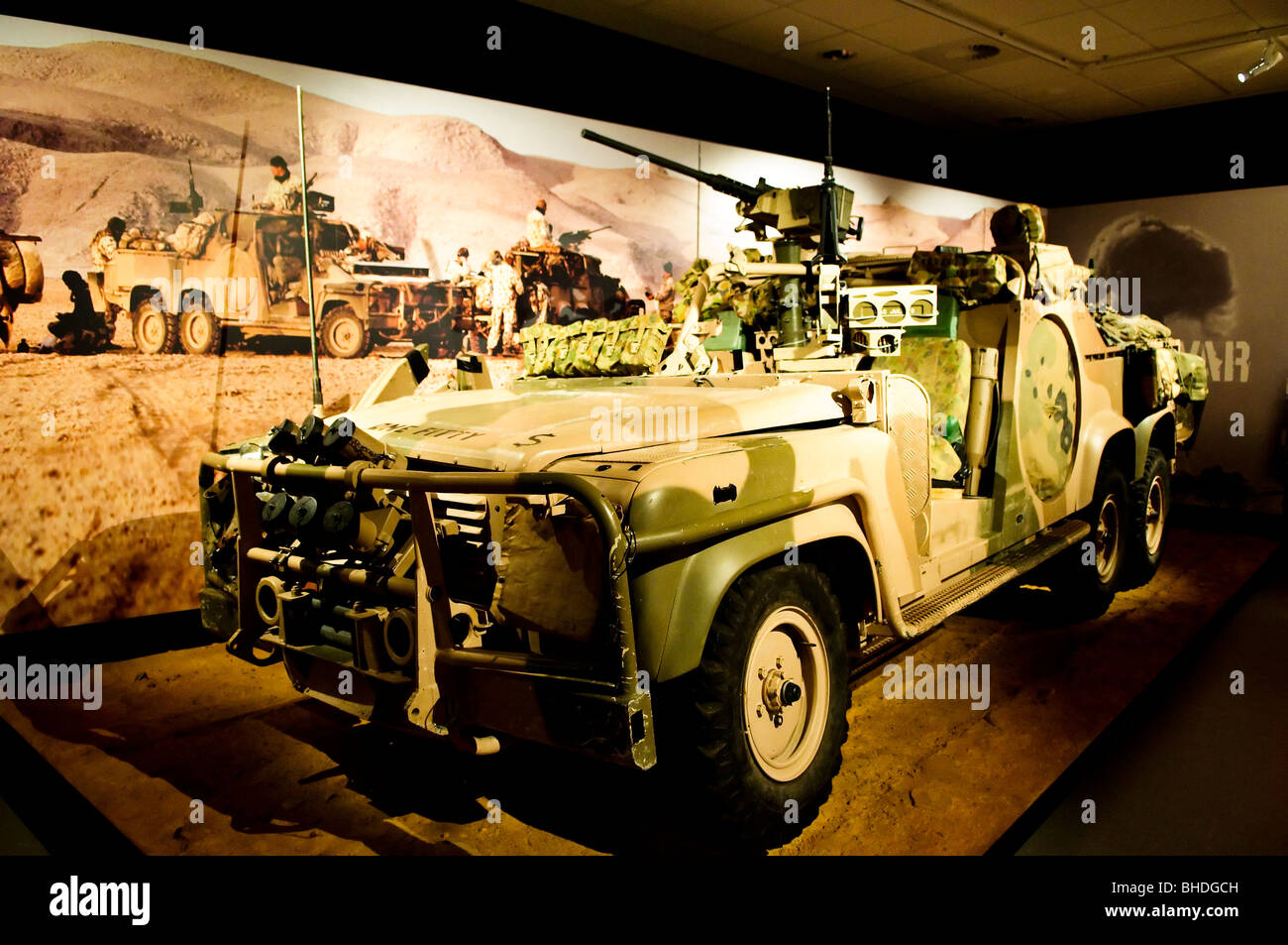Véhicule militaire de la guerre du Golfe Mémorial de guerre australien Canberra // CANBERRA, Australie — Un véhicule militaire de la guerre du Golfe exposé au Mémorial de guerre australien à Canberra, territoire de la capitale australienne. L'Australian War Memorial est le monument national australien commémorant le sacrifice des Australiens qui ont servi et sont morts dans des guerres, des conflits et des opérations de maintien de la paix. Créé en 1941, le mémorial combine un sanctuaire, un musée de classe mondiale et de vastes archives dédiées à la préservation de l'histoire militaire de l'Australie. Banque D'Images