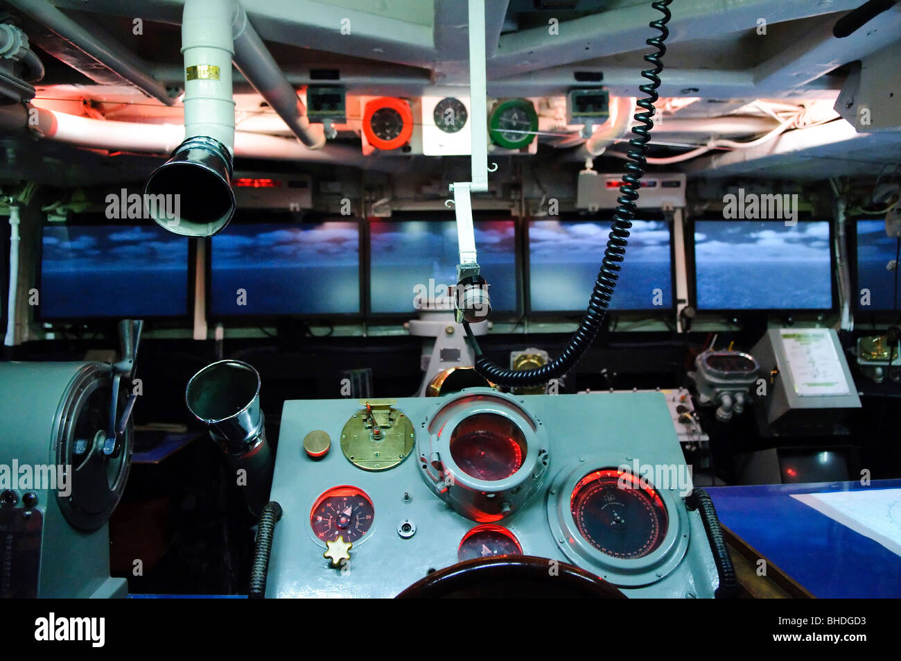 Pont de commandement du HMAS Brisbane Mémorial de guerre australien Canberra // CANBERRA, Australie — exposition du pont de commandement du HMAS Brisbane (d 41) au Mémorial de guerre australien de Canberra. Le destroyer de missiles guidés de classe Perth, construit aux États-Unis, a servi dans la Royal Australian Navy de 1967 à 2001, participant à la fois à la guerre du Vietnam et à la guerre du Golfe de 1991 dans le cadre de l'opération Damask. Après le déclassement, le navire a été coulé comme épave de plongée au large de la côte du Queensland, avec le pont de commandement préservé pour cette exposition commémorative. Le mémorial de guerre australien sert de monstre national Banque D'Images