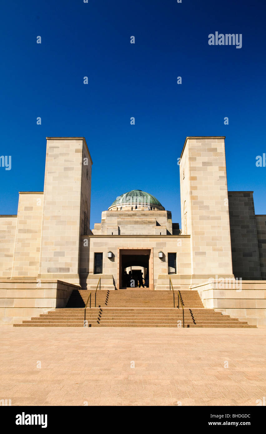Australian War Memorial Exterior Canberra Australia // CANBERRA, Australia — Exterior of the Australian War Memorial in Canberra, ACT, Australia. L'Australian War Memorial, à Canberra, est un monument national commémorant les sacrifices militaires consentis par les Australiens dans divers conflits au cours de l'histoire. Banque D'Images