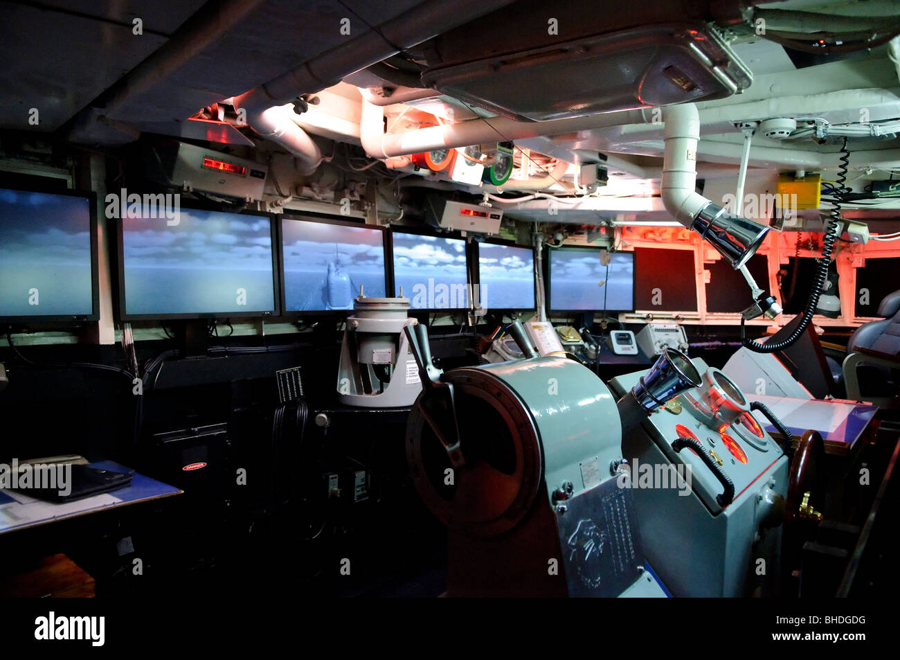 Pont de commandement du HMAS Brisbane Mémorial de guerre australien Canberra // CANBERRA, Australie — exposition du pont de commandement du HMAS Brisbane (d 41) au Mémorial de guerre australien de Canberra. Le destroyer de missiles guidés de classe Perth, construit aux États-Unis, a servi dans la Royal Australian Navy de 1967 à 2001, participant à la fois à la guerre du Vietnam et à la guerre du Golfe de 1991 dans le cadre de l'opération Damask. Après le déclassement, le navire a été coulé comme épave de plongée au large de la côte du Queensland, avec le pont de commandement préservé pour cette exposition commémorative. Le mémorial de guerre australien sert de monstre national Banque D'Images