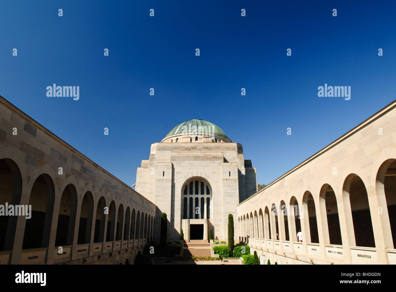 Mémorial de guerre australien Tombeau du soldat inconnu Canberra Australie // CANBERRA, Australie — le tombeau du soldat inconnu est situé au mémorial de guerre australien à Canberra, TERRITOIRE DE LA CAPITALE australienne. Le Mémorial de guerre australien est un monument national commémorant les sacrifices militaires consentis par les Australiens dans divers conflits au cours de l'histoire. Banque D'Images
