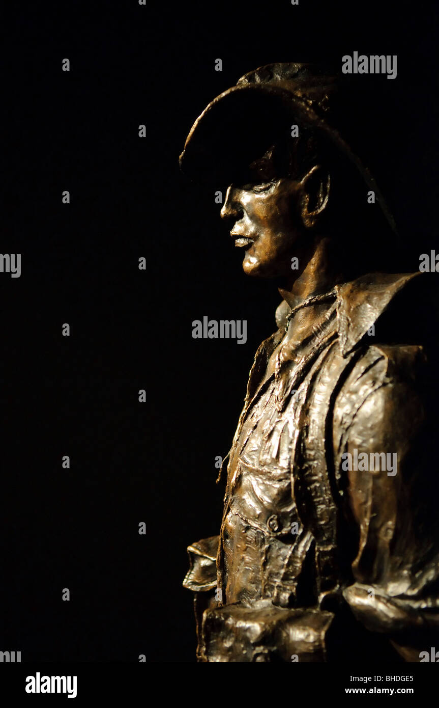 Australian War Memorial Canberra // CANBERRA, TERRITOIRE DE LA CAPITALE AUSTRALIENNE, Australie — Une statue de bronze, représentant probablement un soldat, est exposée au Mémorial australien de la guerre. Ce monument national commémore les sacrifices militaires consentis par les Australiens dans divers conflits au cours de l'histoire. Banque D'Images