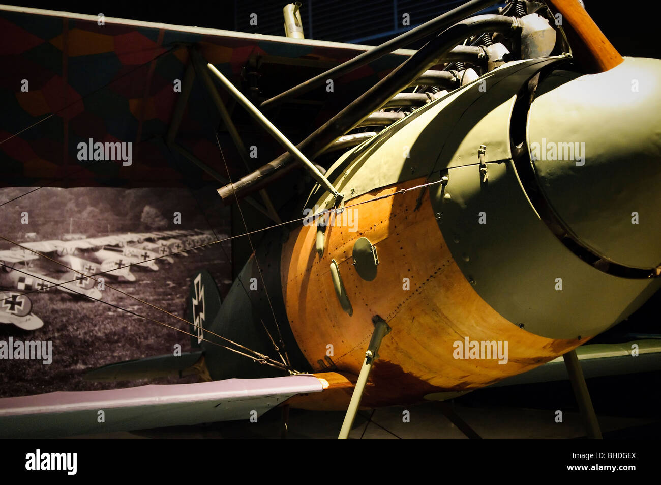 Australian War Memorial planes Canberra Australia // CANBERRA, Australia — avions exposés au Australian War Memorial de Canberra, Australia. L'Australian War Memorial, à Canberra, est un monument national commémorant les sacrifices militaires consentis par les Australiens dans divers conflits au cours de l'histoire. Banque D'Images