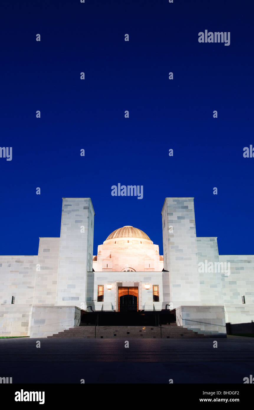 Monument aux morts australien de nuit Canberra Australie // CANBERRA, Australie — le monument aux morts australien illuminé de nuit à Canberra, capitale de l'Australie. Le mémorial, inauguré en 1941, sert de sanctuaire national commémorant le sacrifice des Australiens morts à la guerre. Le bâtiment de style Art déco abrite un vaste musée militaire, un centre de recherche et le Roll of Honour, qui répertorie les noms de plus de 102 000 Australiens morts dans le conflit. Le mémorial est situé au terminus nord de l'axe terrestre cérémoniel de la ville. Banque D'Images