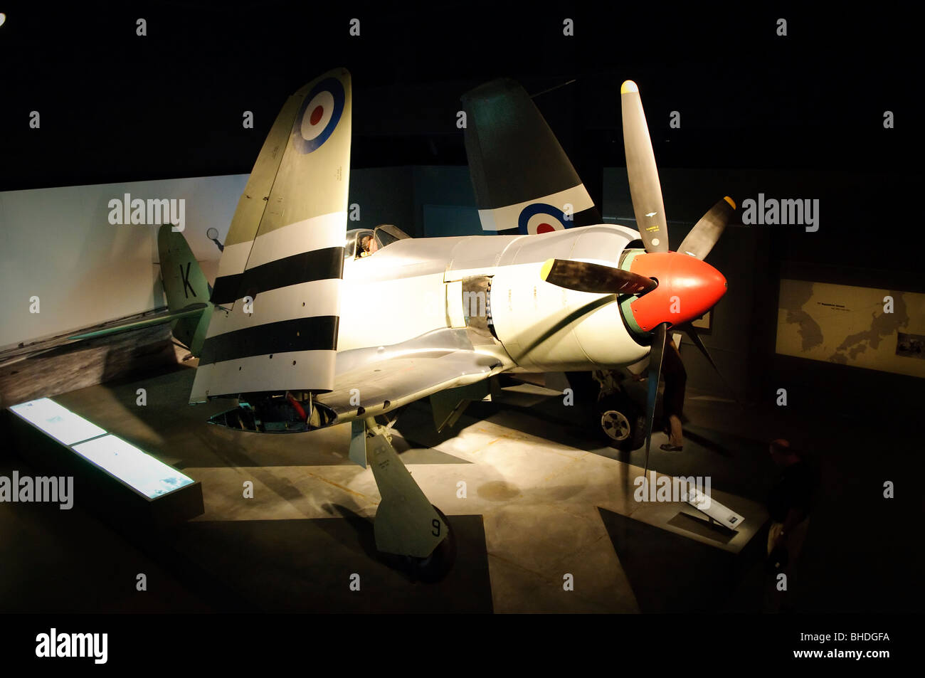 Australian War Memorial planes Canberra Australia // CANBERRA, Australia — Un avion militaire exposé au Australian War Memorial. Ce monument national commémore les sacrifices militaires consentis par les Australiens dans divers conflits au cours de l'histoire. Banque D'Images