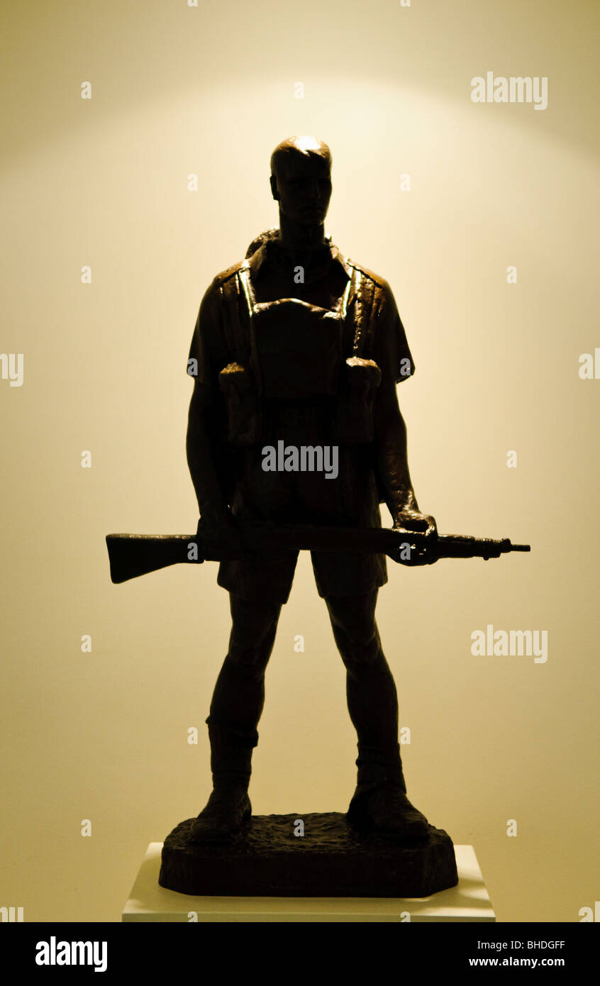 Australian War Memorial Digger Statue Canberra Australie // CANBERRA, Australie — Une statue en bronze d'un excavateur est exposée au monument aux morts australien. Ce monument national commémore les sacrifices militaires consentis par les Australiens dans divers conflits au cours de l'histoire. Banque D'Images