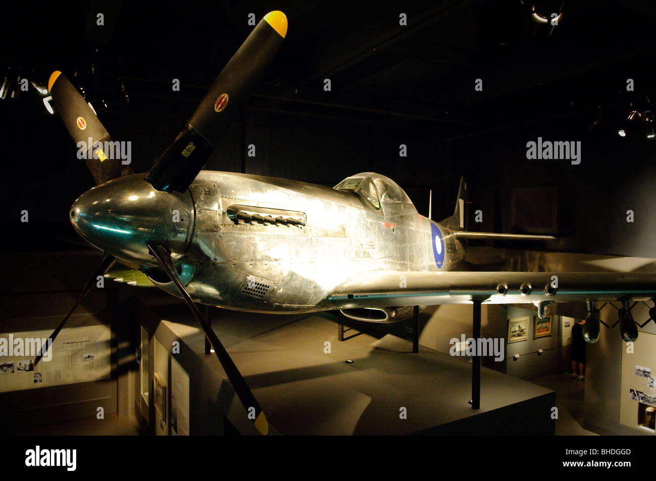 Australian War Memorial planes Canberra Australia // CANBERRA, Australia — Un avion exposé au Australian War Memorial à Canberra, Australie. L'Australian War Memorial, à Canberra, est un monument national commémorant les sacrifices militaires consentis par les Australiens dans divers conflits au cours de l'histoire. Banque D'Images