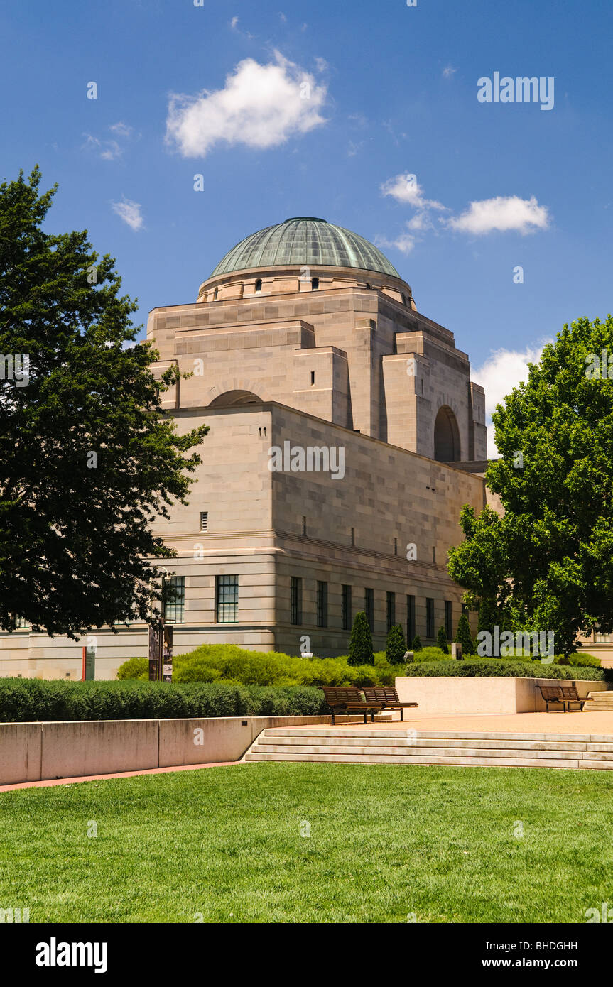 Australian War Memorial Canberra Australia // CANBERRA, Australia — le Australian War Memorial, à Canberra, est un monument national commémorant les sacrifices militaires consentis par les Australiens dans divers conflits au cours de l'histoire. Le bâtiment dispose d'un dôme distinctif et est entouré de terrains bien entretenus, y compris des pelouses vertes et des arbres, sous un ciel bleu vif. Banque D'Images