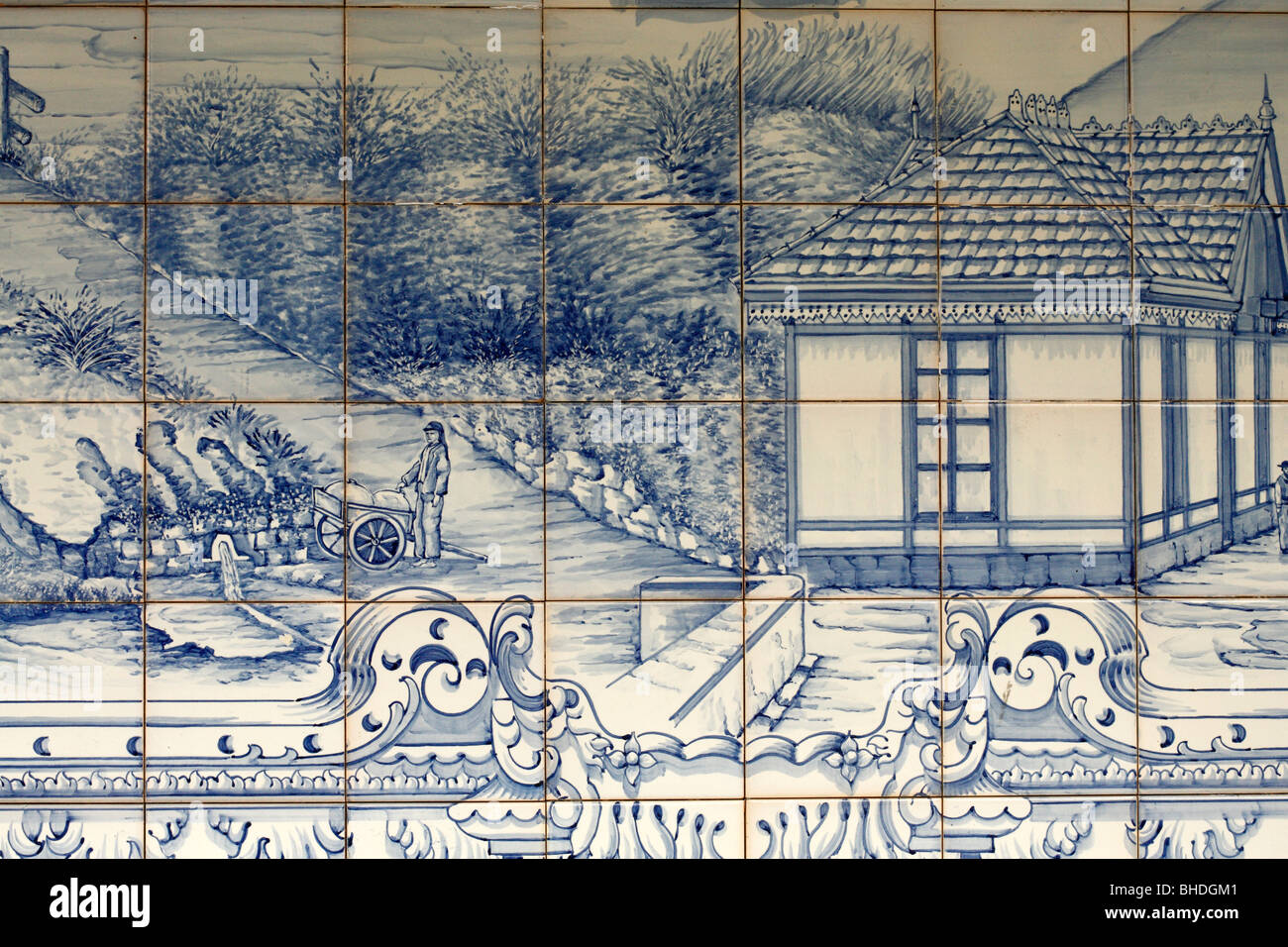 Panel de tuiles vernissées bleu ('azulejo') dans le village de Furnas. Açores, Portugal. Banque D'Images