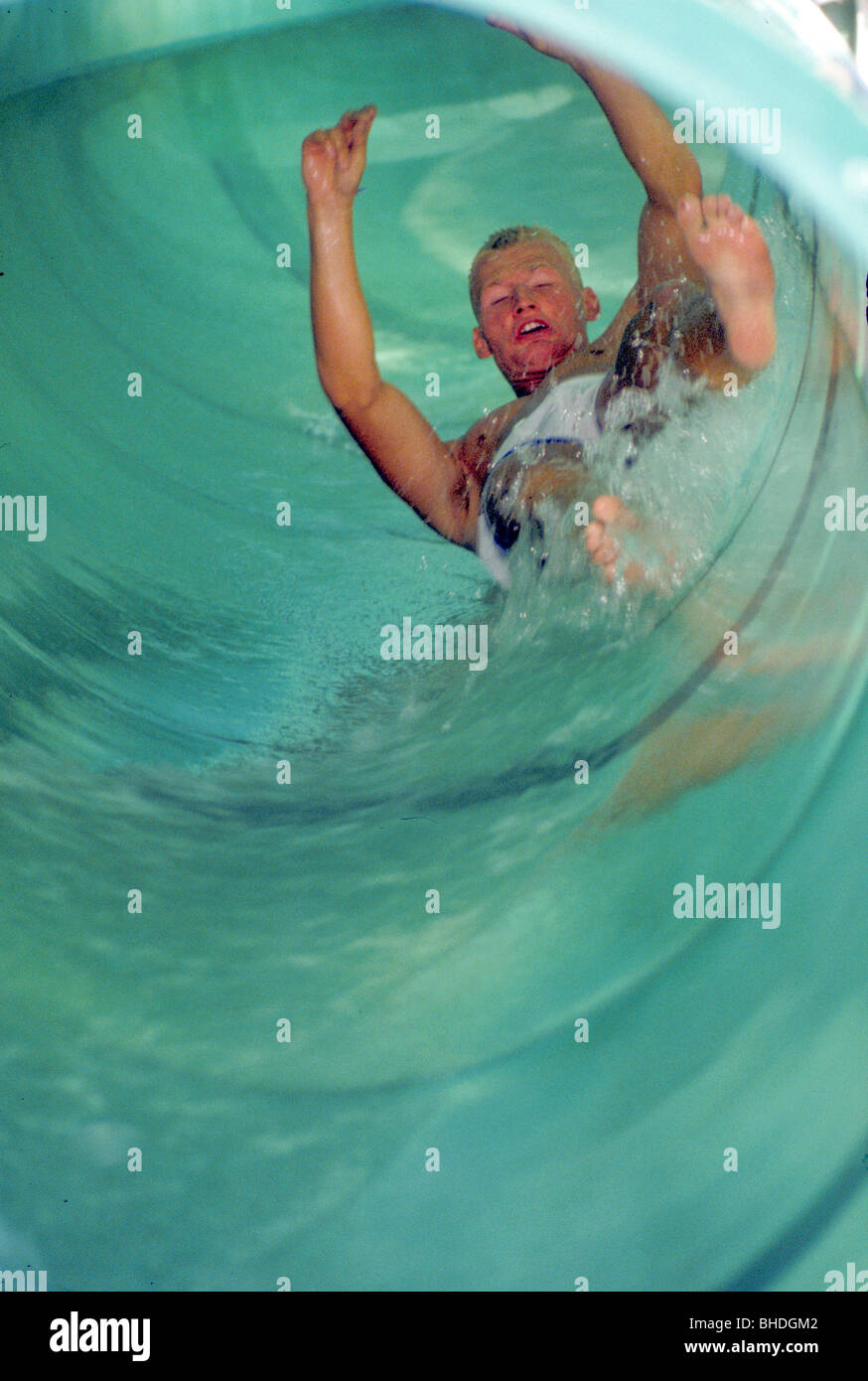 Glisser le tube de l'eau splash thrill ride excite le plaisir masculin de l'adolescence Banque D'Images